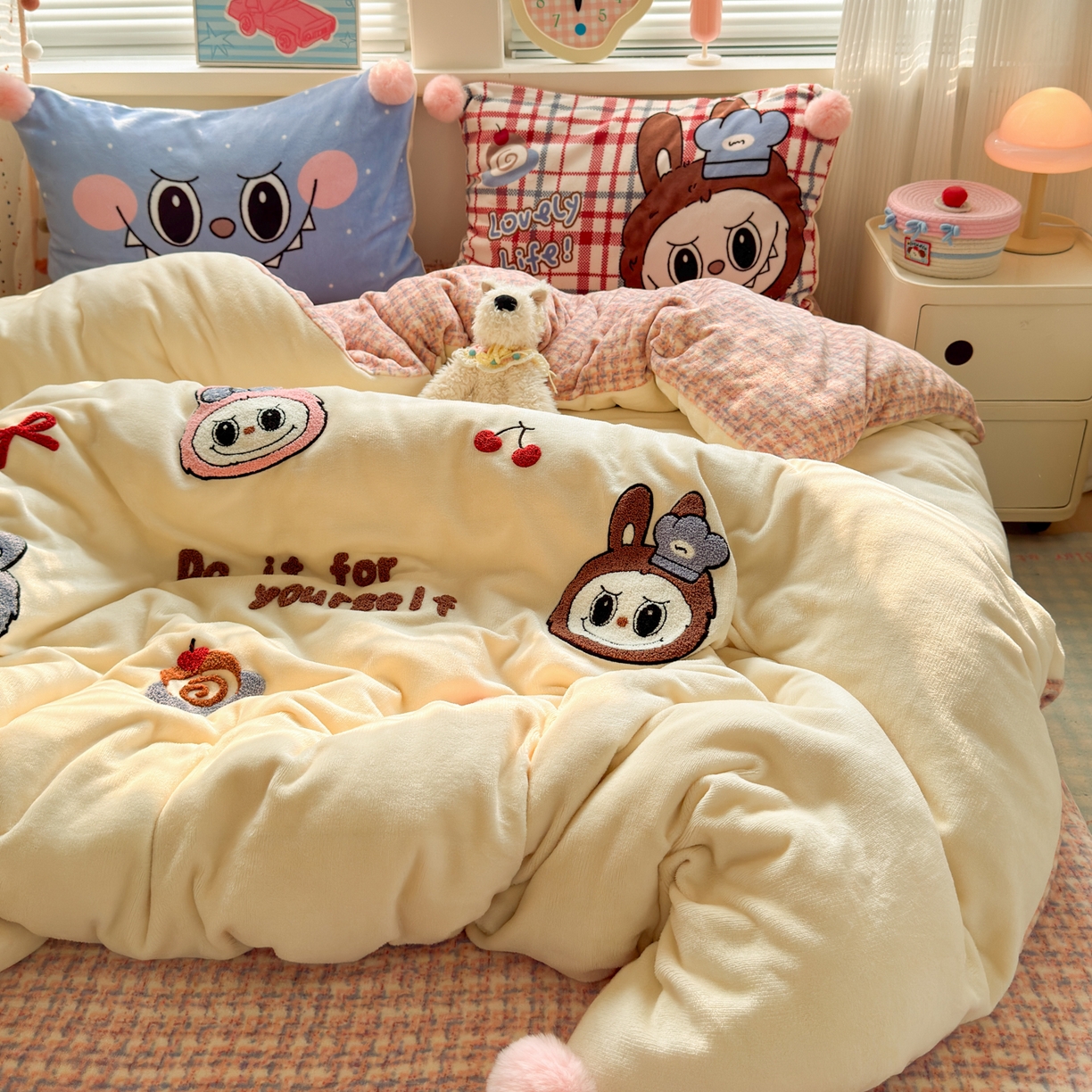 91家纺网 家纺一手货源 找家纺 寐居家纺 2025新款毛球毛巾绣牛奶绒四件套 毛球球·奶黄拉布