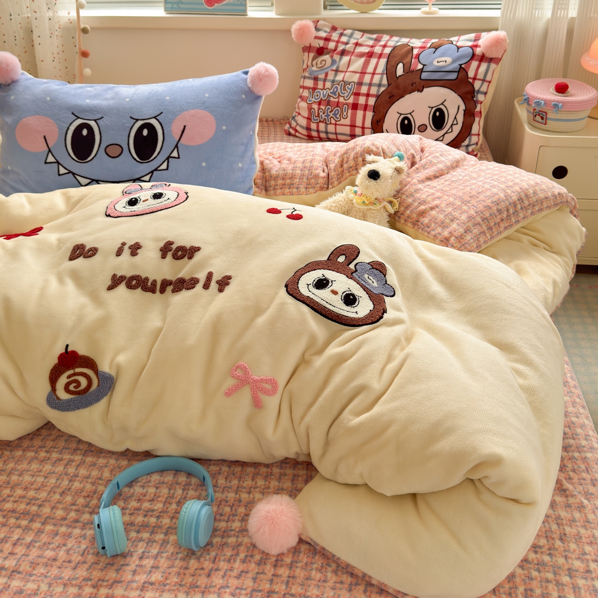 91家纺网 家纺一手货源 找家纺 寐居家纺 2025新款毛球毛巾绣牛奶绒四件套 毛球球·奶黄拉布