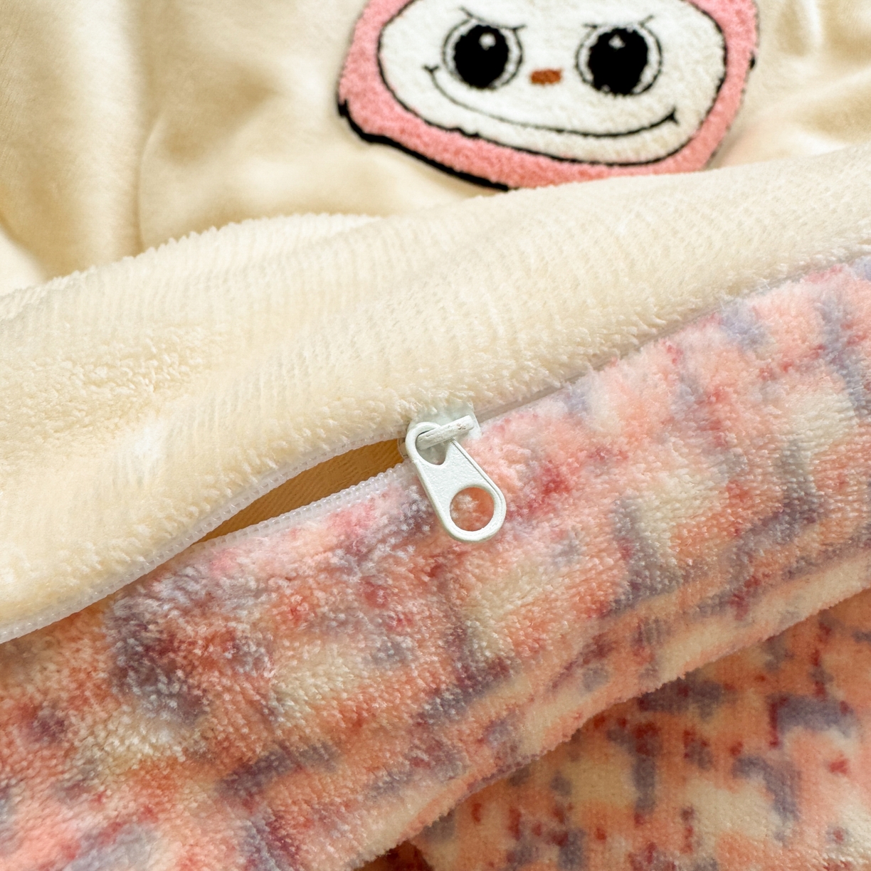 91家纺网 家纺一手货源 找家纺 寐居家纺 2025新款毛球毛巾绣牛奶绒四件套 毛球球·奶黄拉布