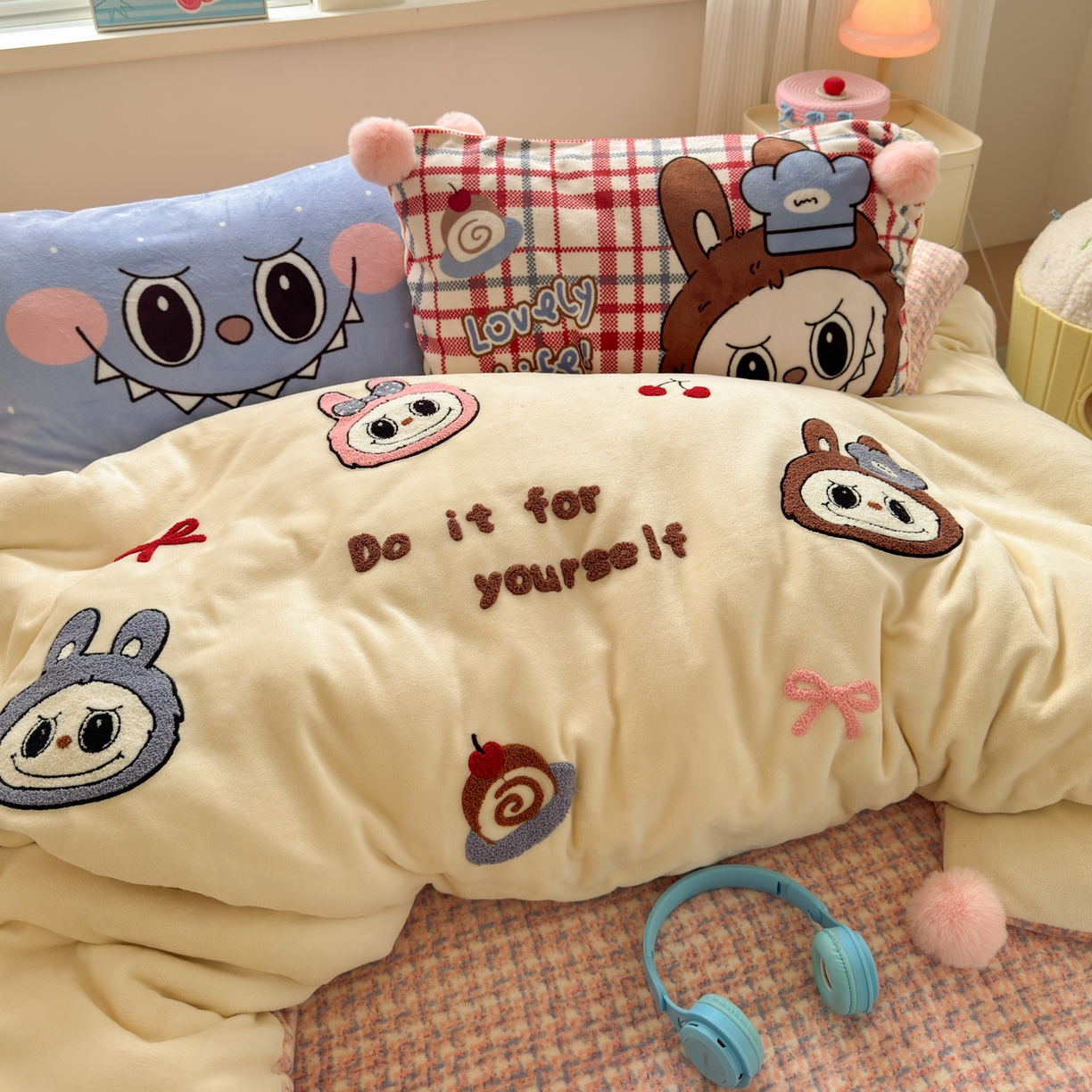 91家纺网 家纺一手货源 找家纺 寐居家纺 2025新款毛球毛巾绣牛奶绒四件套 毛球球·奶黄拉布