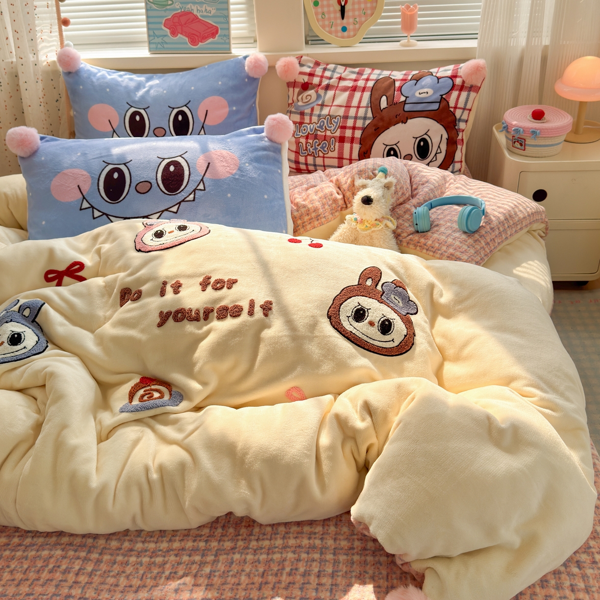 91家纺网 家纺一手货源 找家纺 寐居家纺 2025新款毛球毛巾绣牛奶绒四件套 毛球球·奶黄拉布