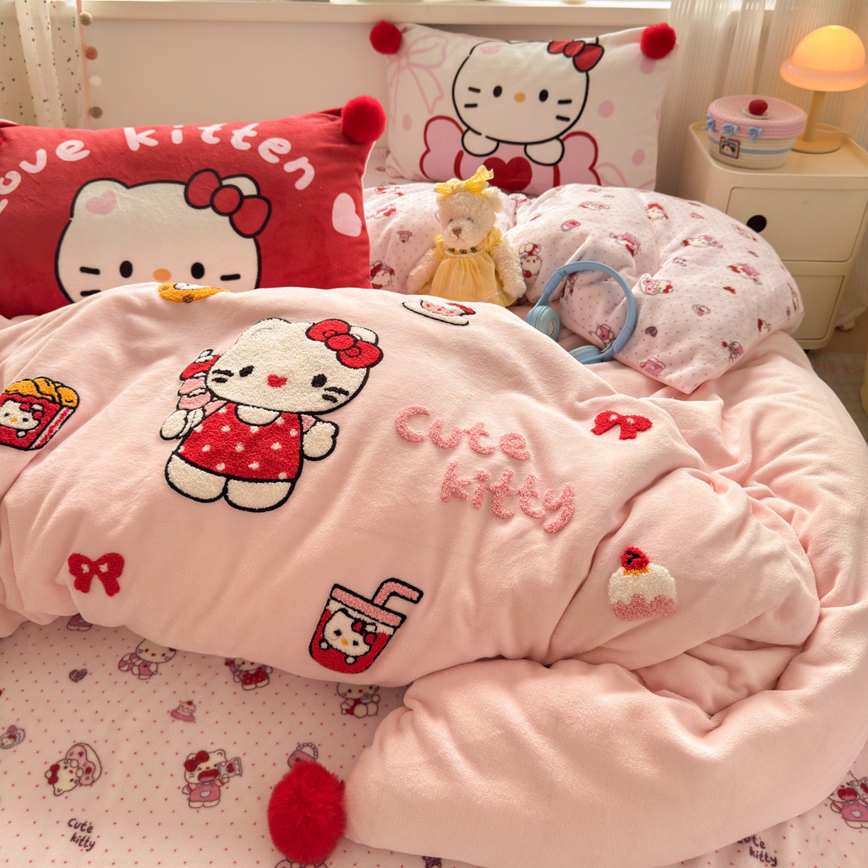 91家纺网 家纺一手货源 找家纺 寐居家纺 2025新款毛球毛巾绣牛奶绒四件套 毛球球·心动KT喵