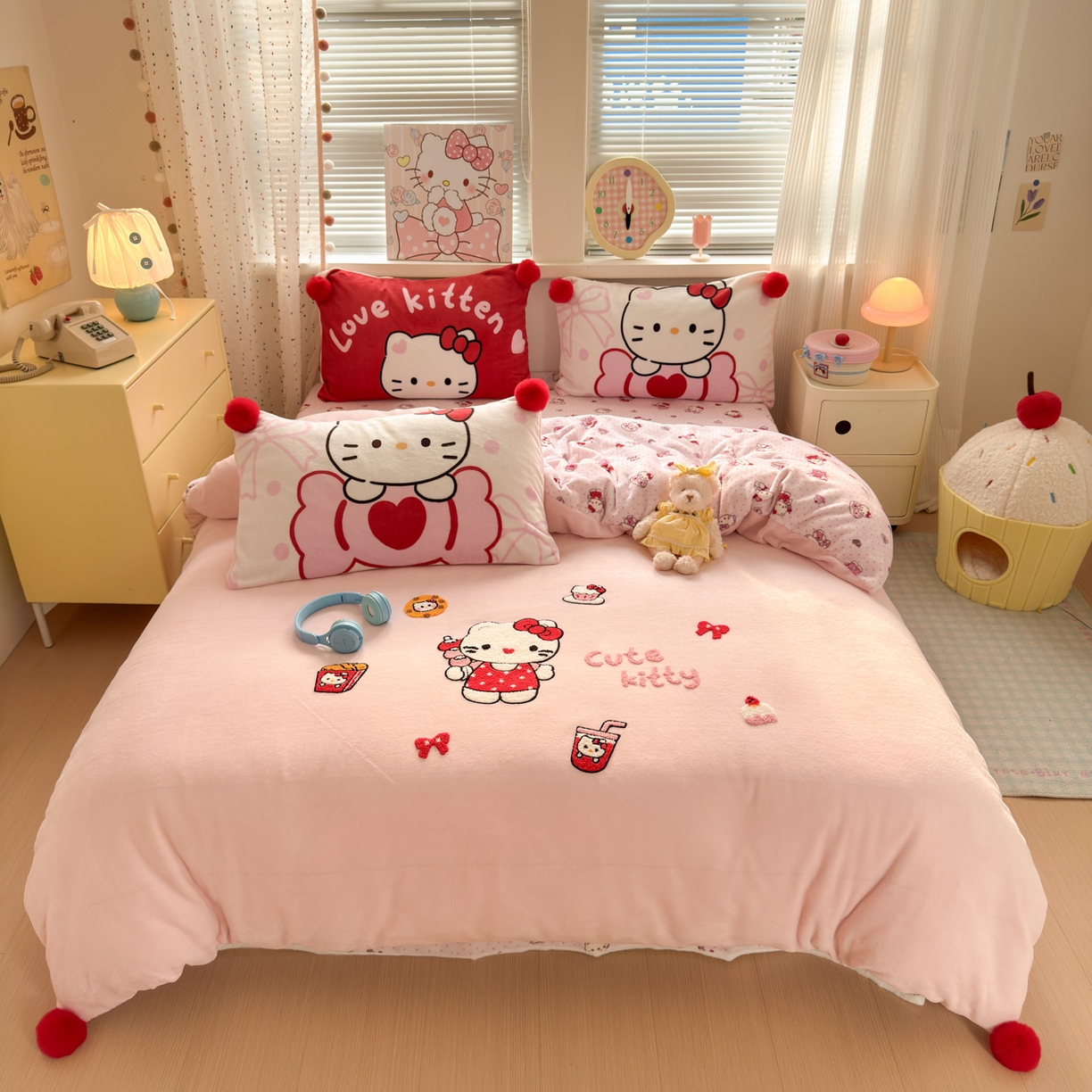 91家纺网 家纺一手货源 找家纺 寐居家纺 2025新款毛球毛巾绣牛奶绒四件套 毛球球·心动KT喵