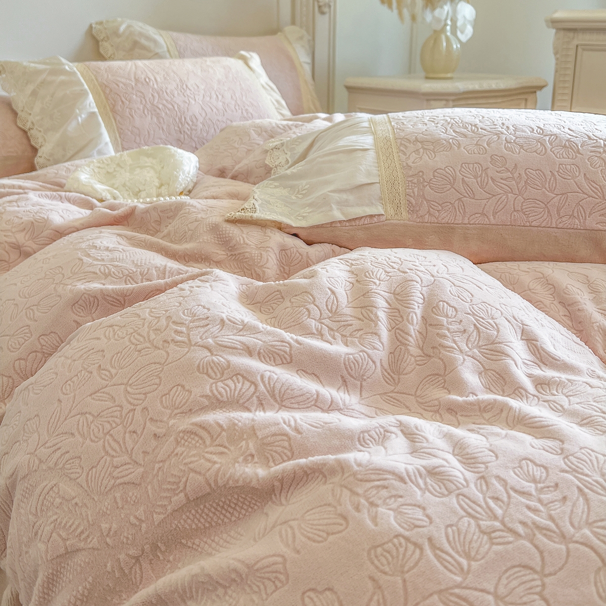 91家纺网 家纺一手货源 找家纺 （总）好儿喜家纺 2025新款法式雕花牛奶绒四件套床裙款-罗拉系列