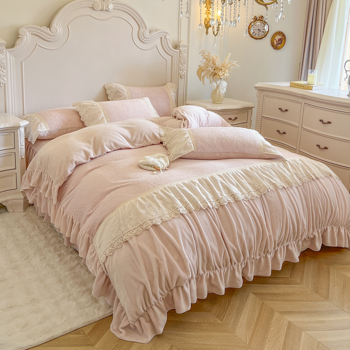 91家纺网 家纺一手货源 找家纺 （总）好儿喜家纺 2025新款法式雕花牛奶绒四件套床裙款-罗拉系列