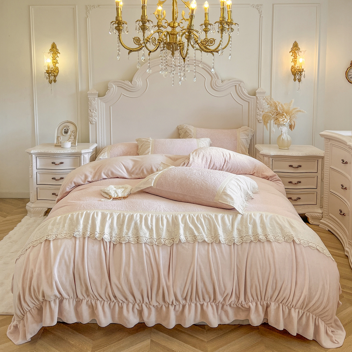 91家纺网 家纺一手货源 找家纺 （总）好儿喜家纺 2025新款法式雕花牛奶绒四件套床裙款-罗拉系列