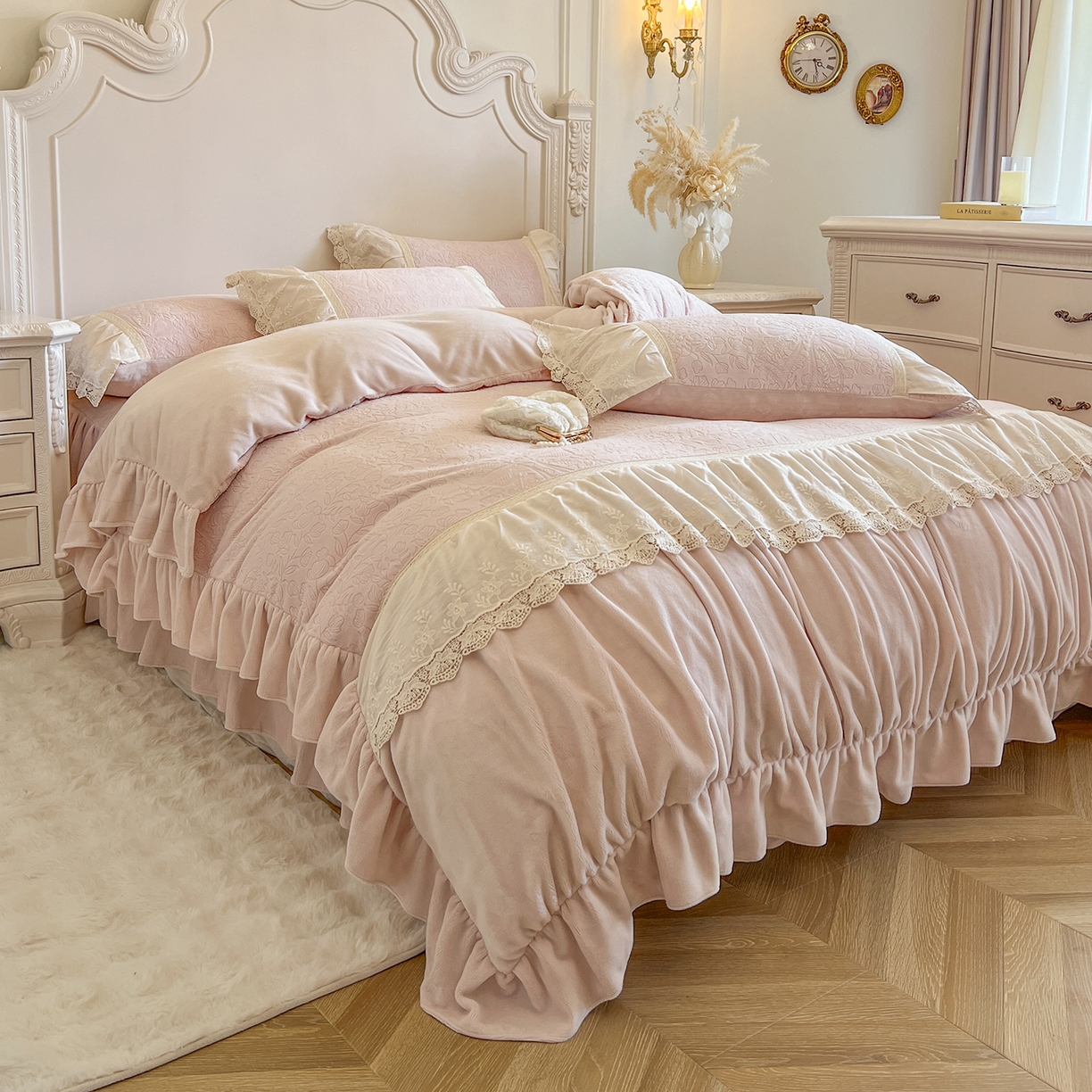 91家纺网 家纺一手货源 找家纺 （总）好儿喜家纺 2025新款法式雕花牛奶绒四件套床裙款-罗拉系列