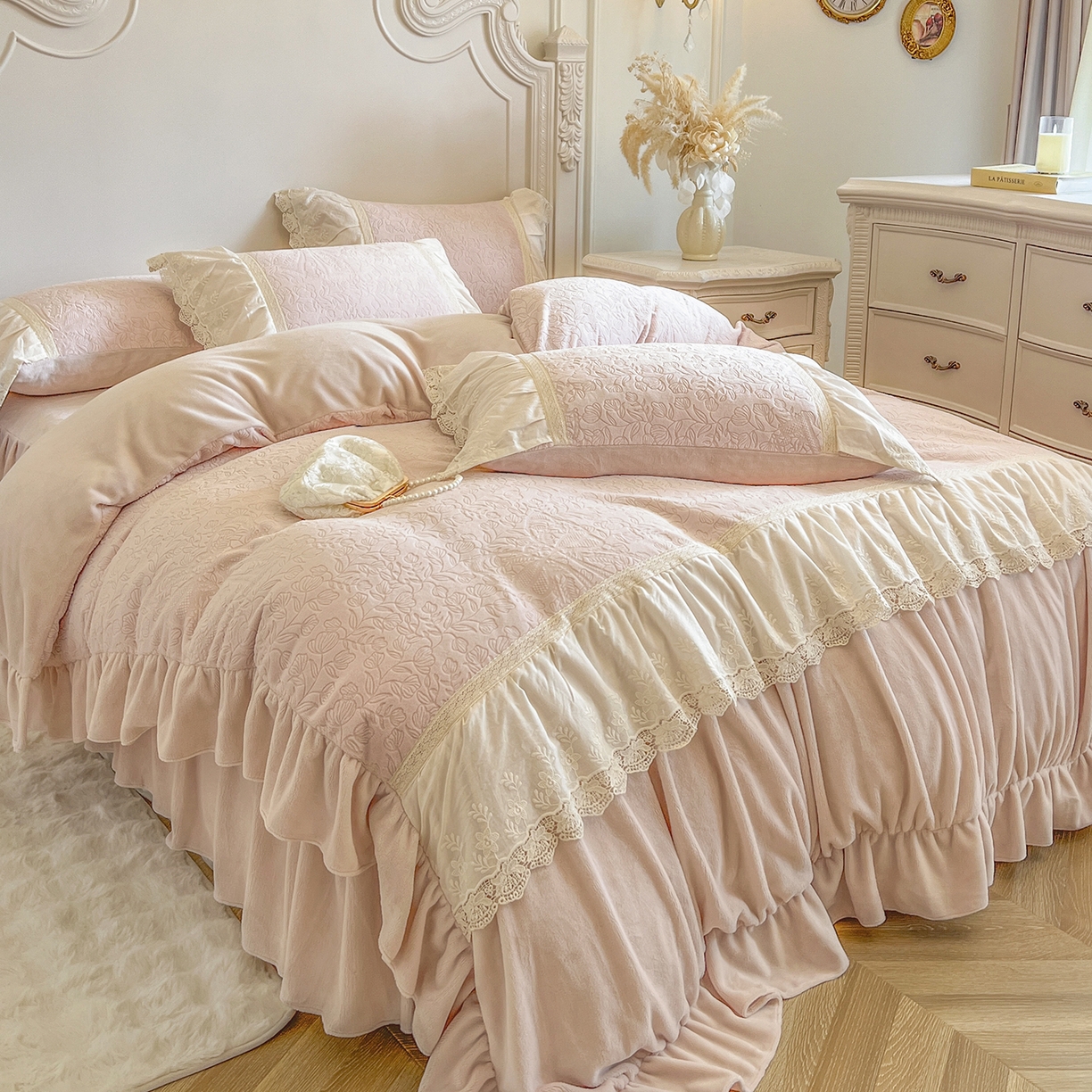 91家纺网 家纺一手货源 找家纺 （总）好儿喜家纺 2025新款法式雕花牛奶绒四件套床裙款-罗拉系列