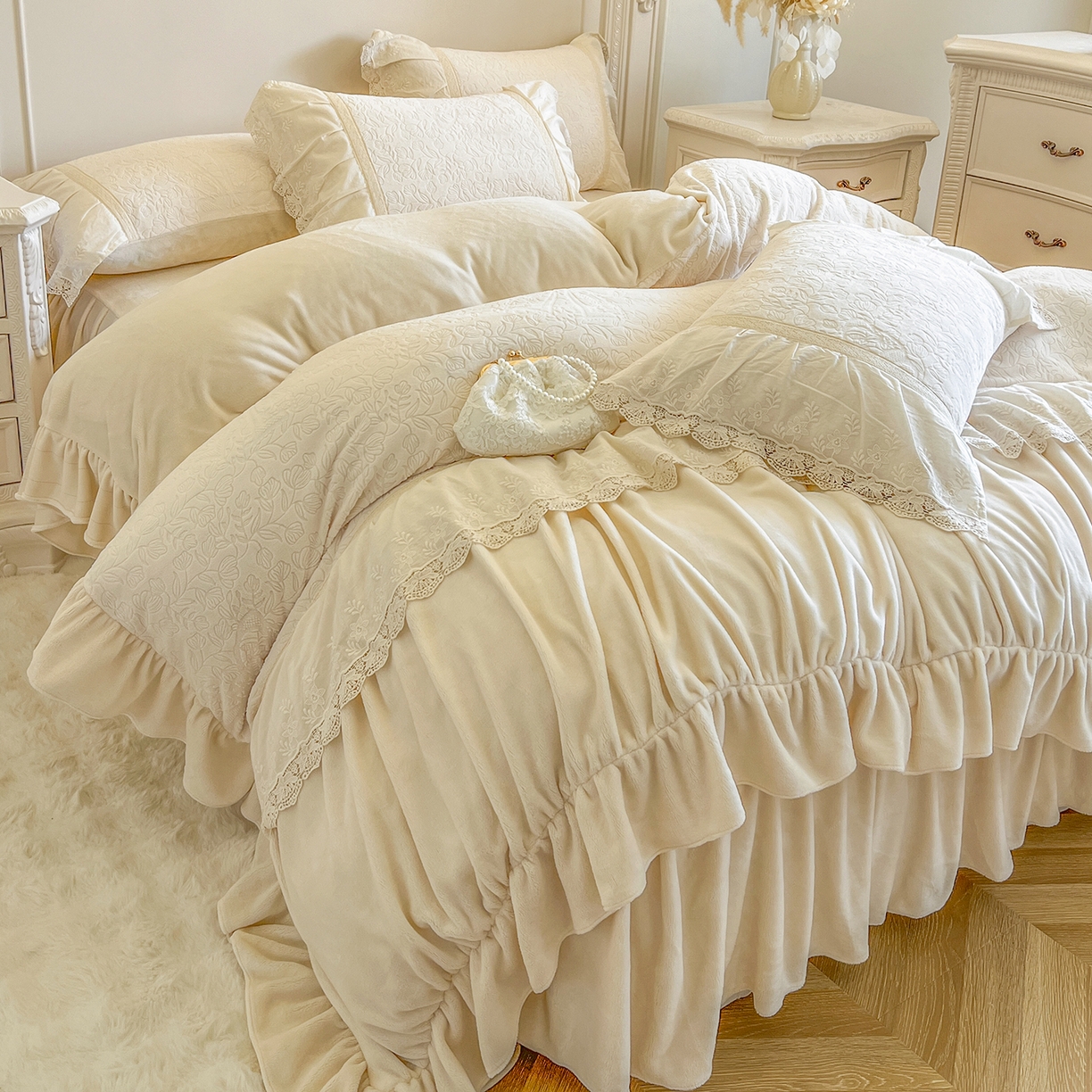 91家纺网 家纺一手货源 找家纺 （总）好儿喜家纺 2025新款法式雕花牛奶绒四件套床裙款-罗拉系列