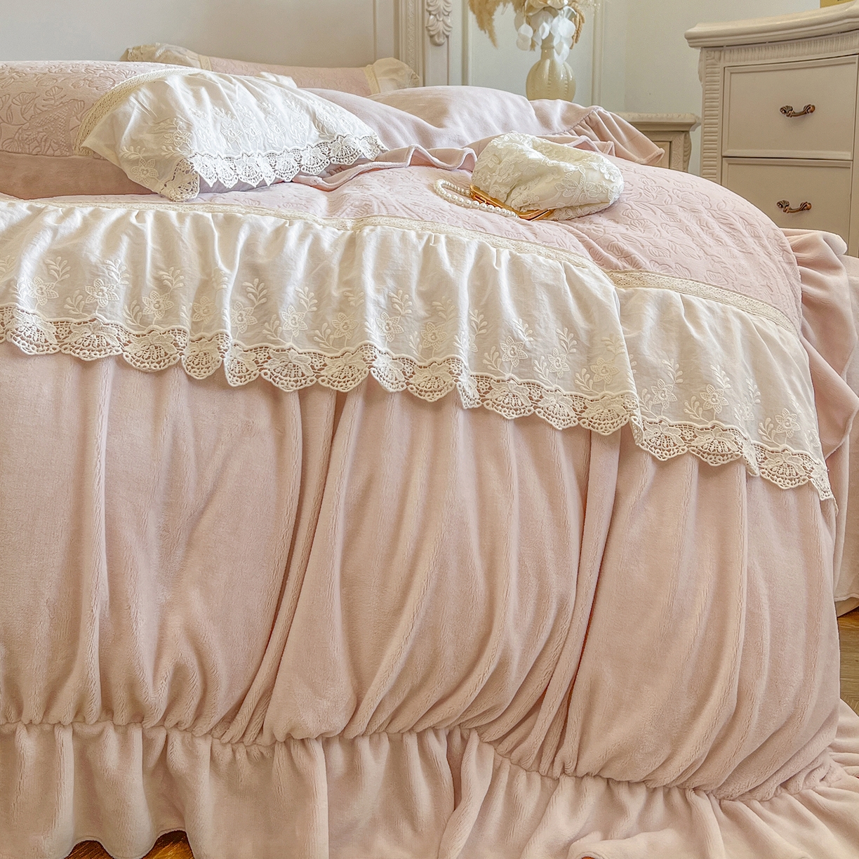 91家纺网 家纺一手货源 找家纺 （总）好儿喜家纺 2025新款法式雕花牛奶绒四件套床裙款-罗拉系列