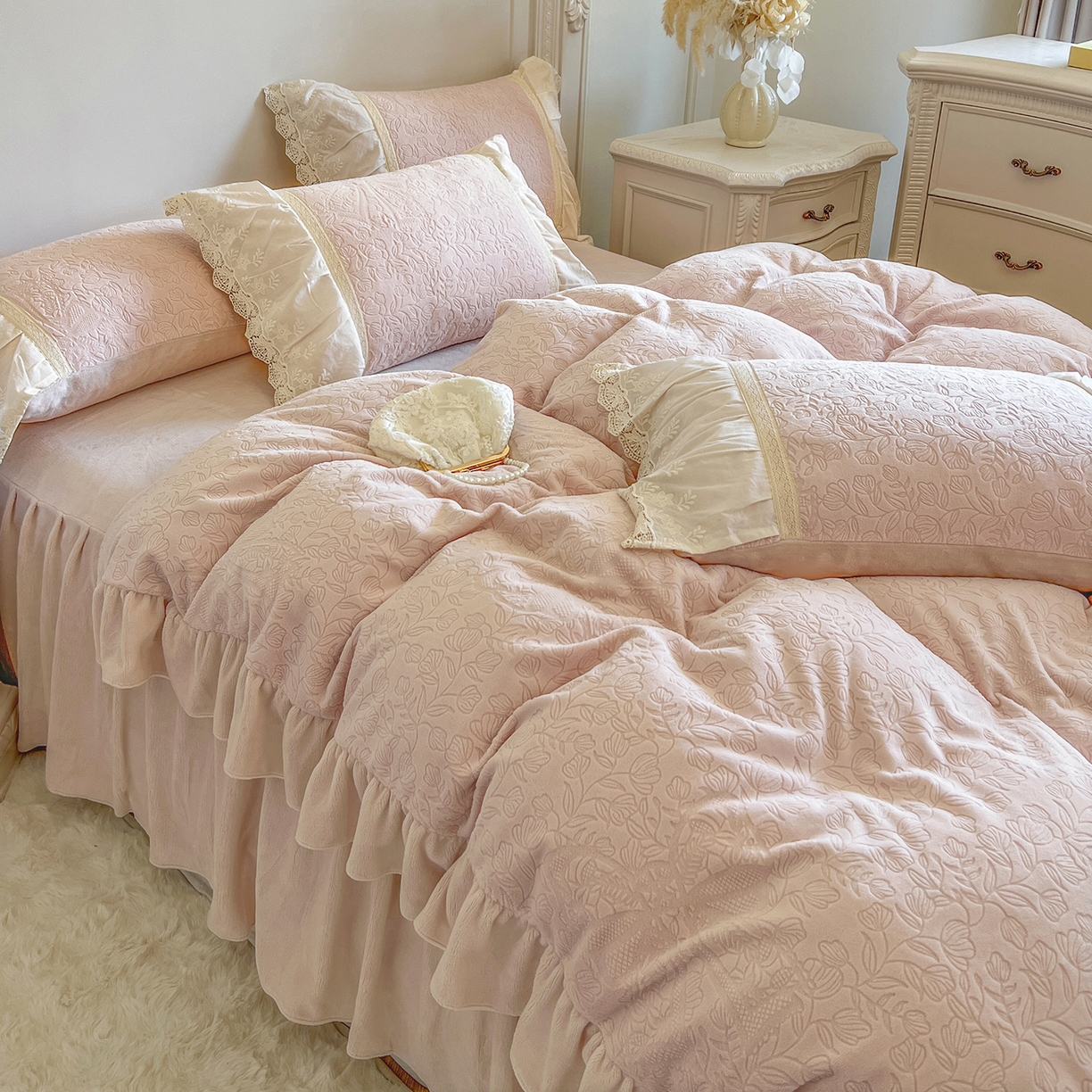 91家纺网 家纺一手货源 找家纺 （总）好儿喜家纺 2025新款法式雕花牛奶绒四件套床裙款-罗拉系列