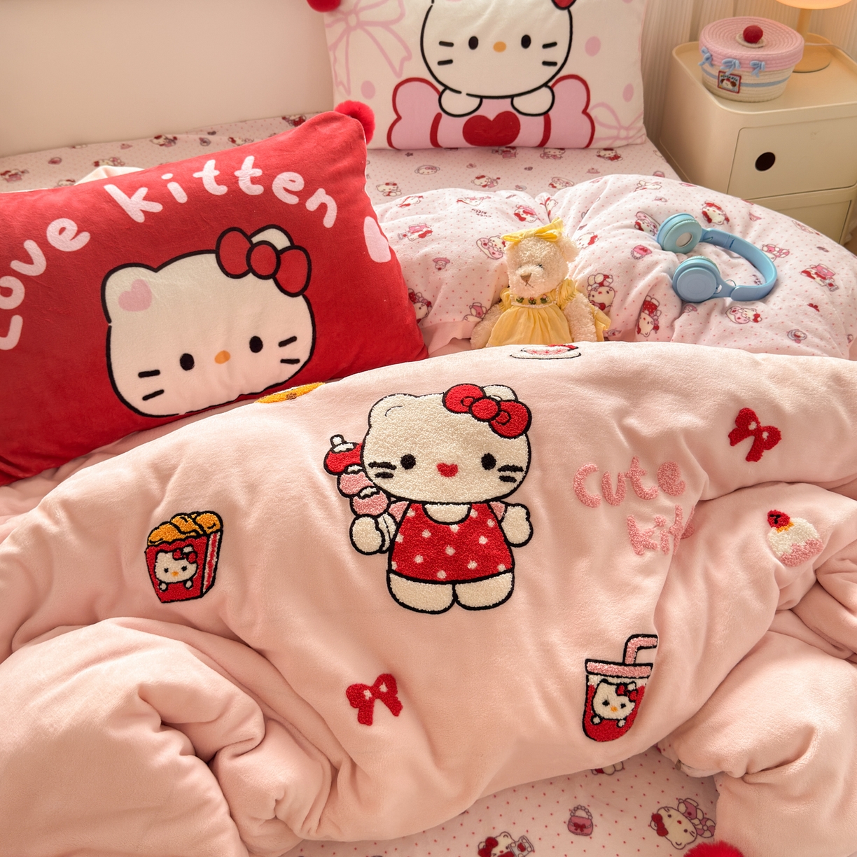 91家纺网 家纺一手货源 找家纺 寐居家纺 2025新款毛球毛巾绣牛奶绒四件套 毛球球·心动KT喵