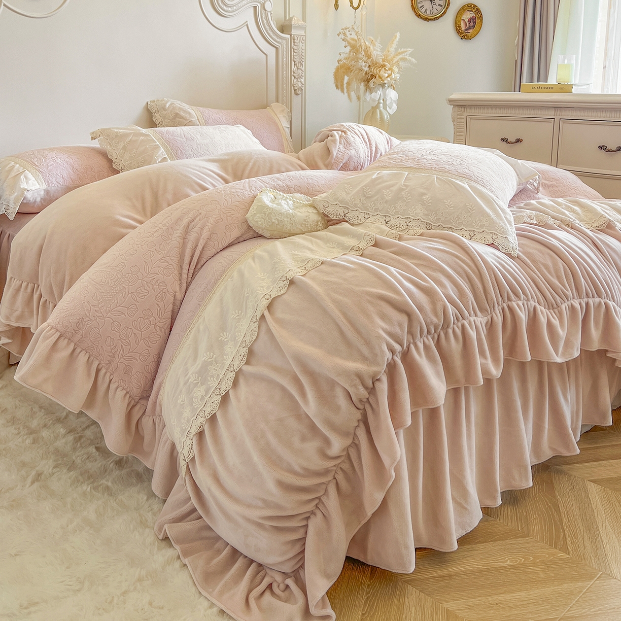 91家纺网 家纺一手货源 找家纺 （总）好儿喜家纺 2025新款法式雕花牛奶绒四件套床裙款-罗拉系列