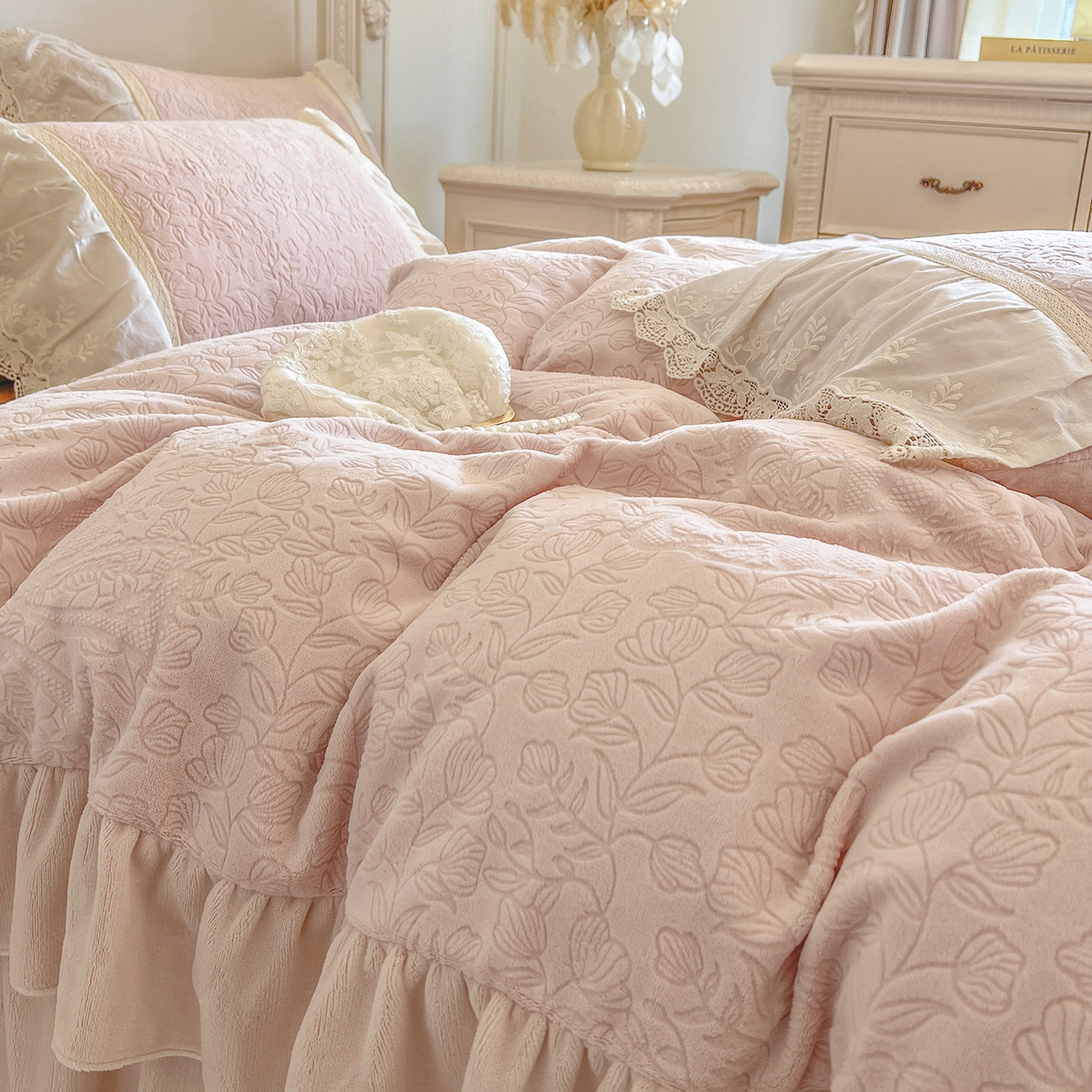 91家纺网 家纺一手货源 找家纺 （总）好儿喜家纺 2025新款法式雕花牛奶绒四件套床裙款-罗拉系列