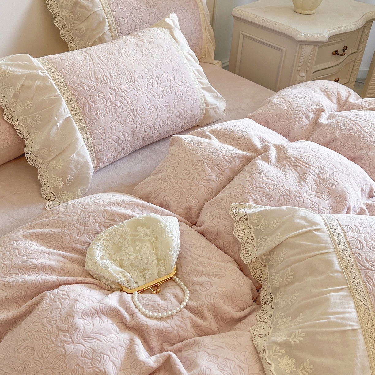 91家纺网 家纺一手货源 找家纺 （总）好儿喜家纺 2025新款法式雕花牛奶绒四件套床裙款-罗拉系列