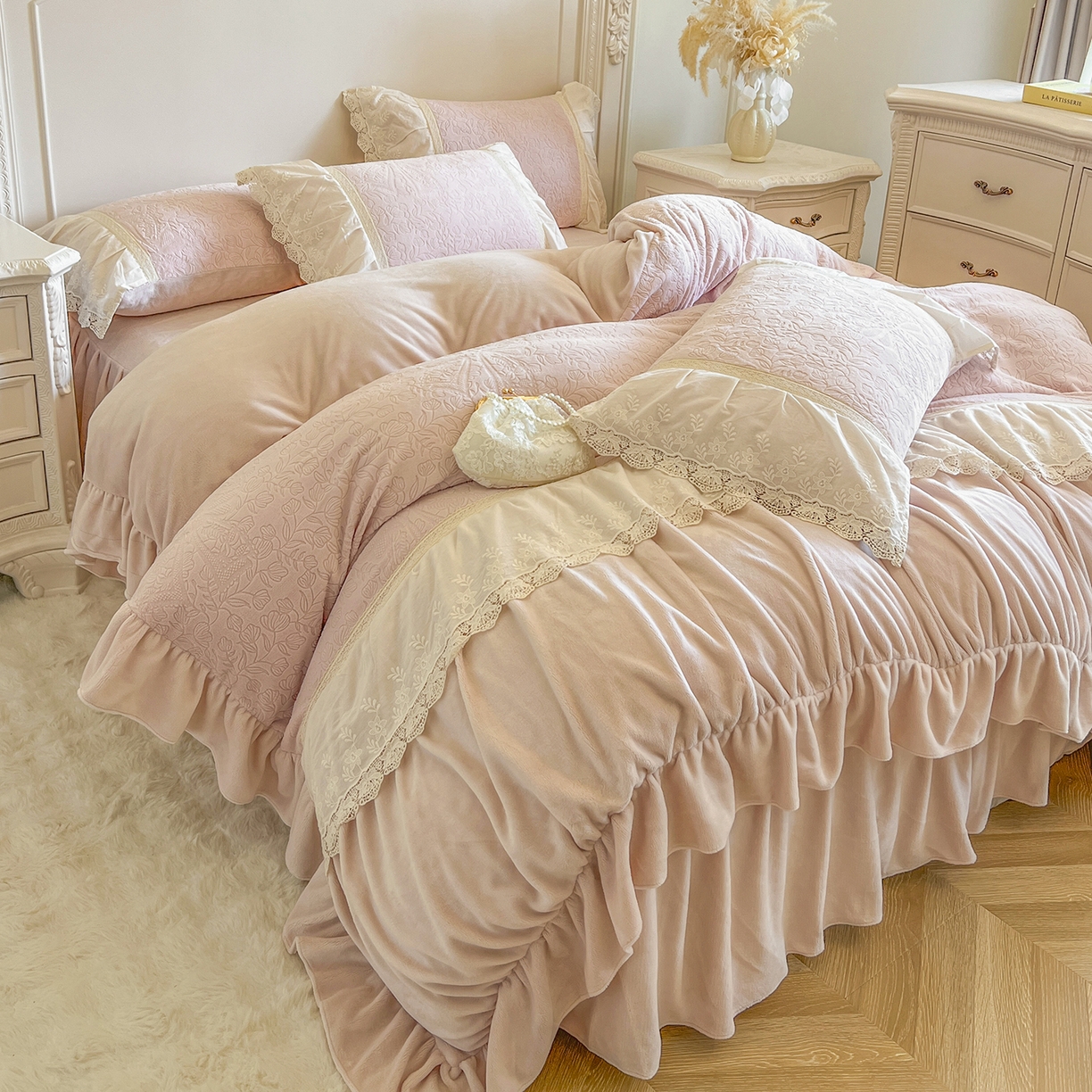 （总）好儿喜家纺 2025新款法式雕花牛奶绒四件套床裙款-罗拉系列