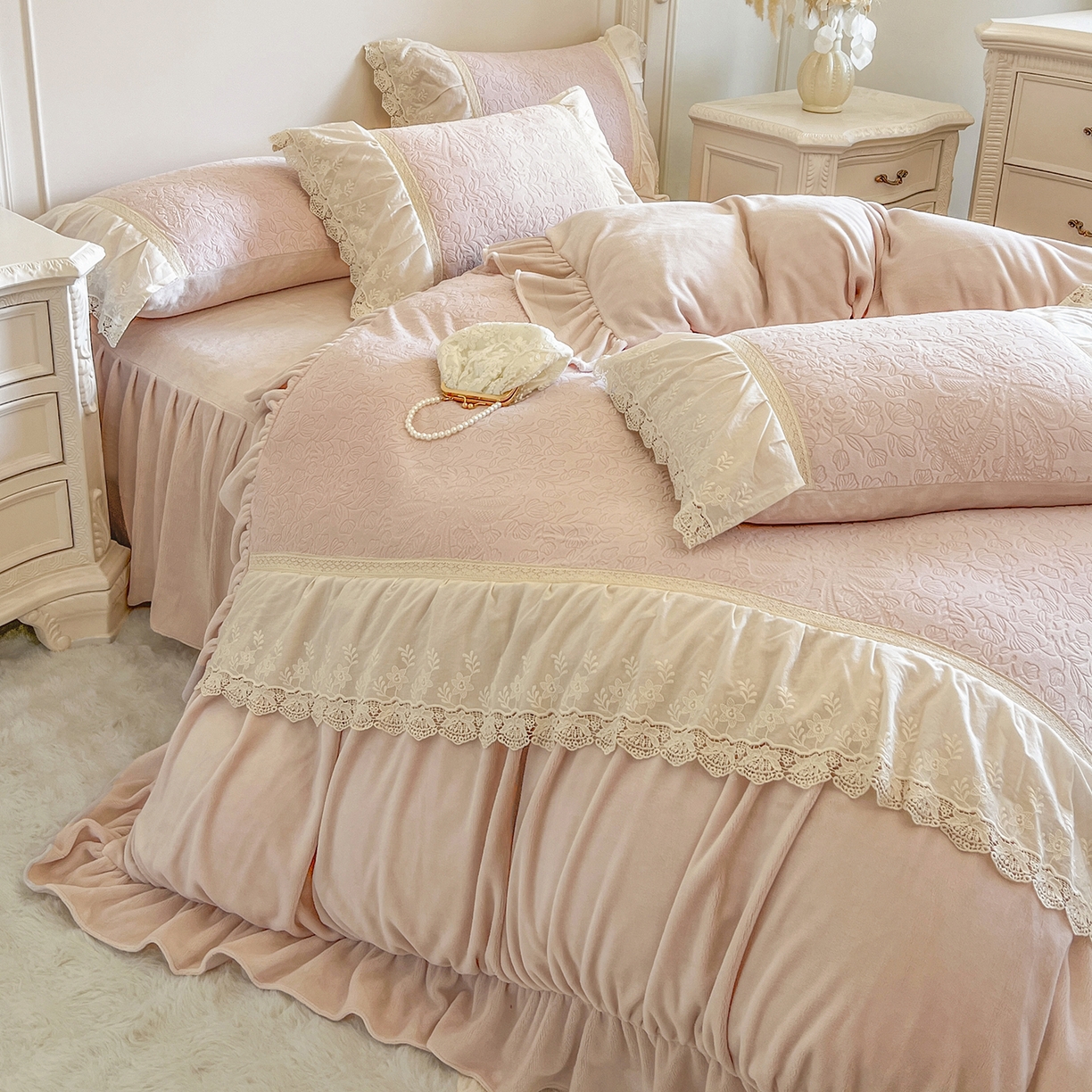 91家纺网 家纺一手货源 找家纺 （总）好儿喜家纺 2025新款法式雕花牛奶绒四件套床裙款-罗拉系列