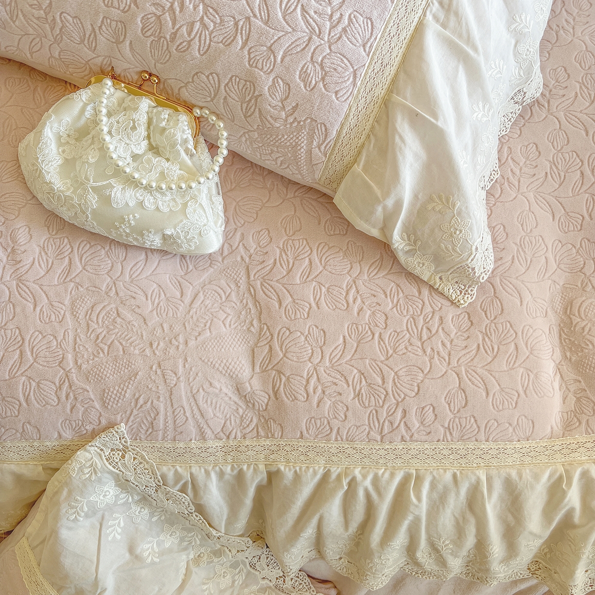 91家纺网 家纺一手货源 找家纺 （总）好儿喜家纺 2025新款法式雕花牛奶绒四件套床裙款-罗拉系列