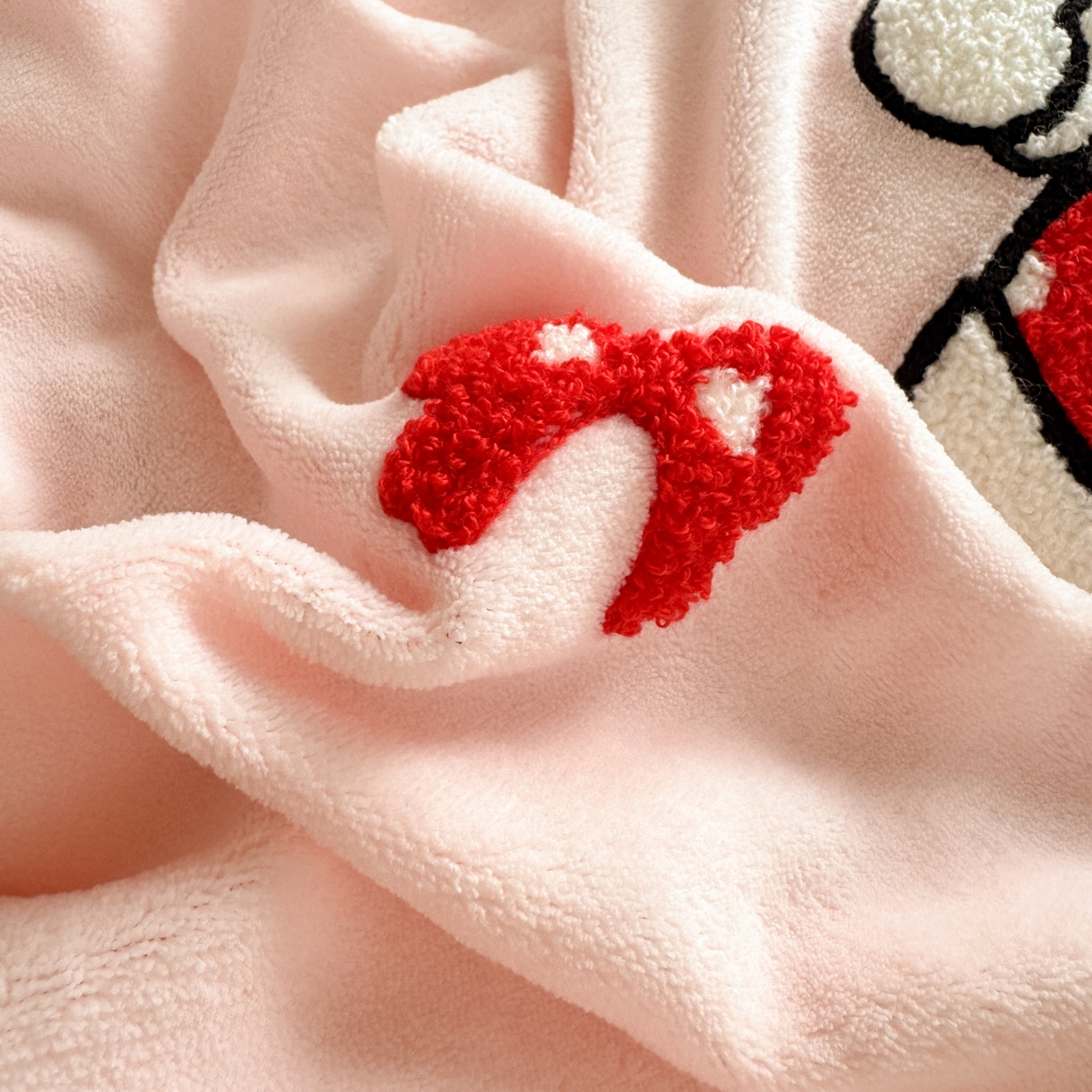 91家纺网 家纺一手货源 找家纺 寐居家纺 2025新款毛球毛巾绣牛奶绒四件套 毛球球·心动KT喵