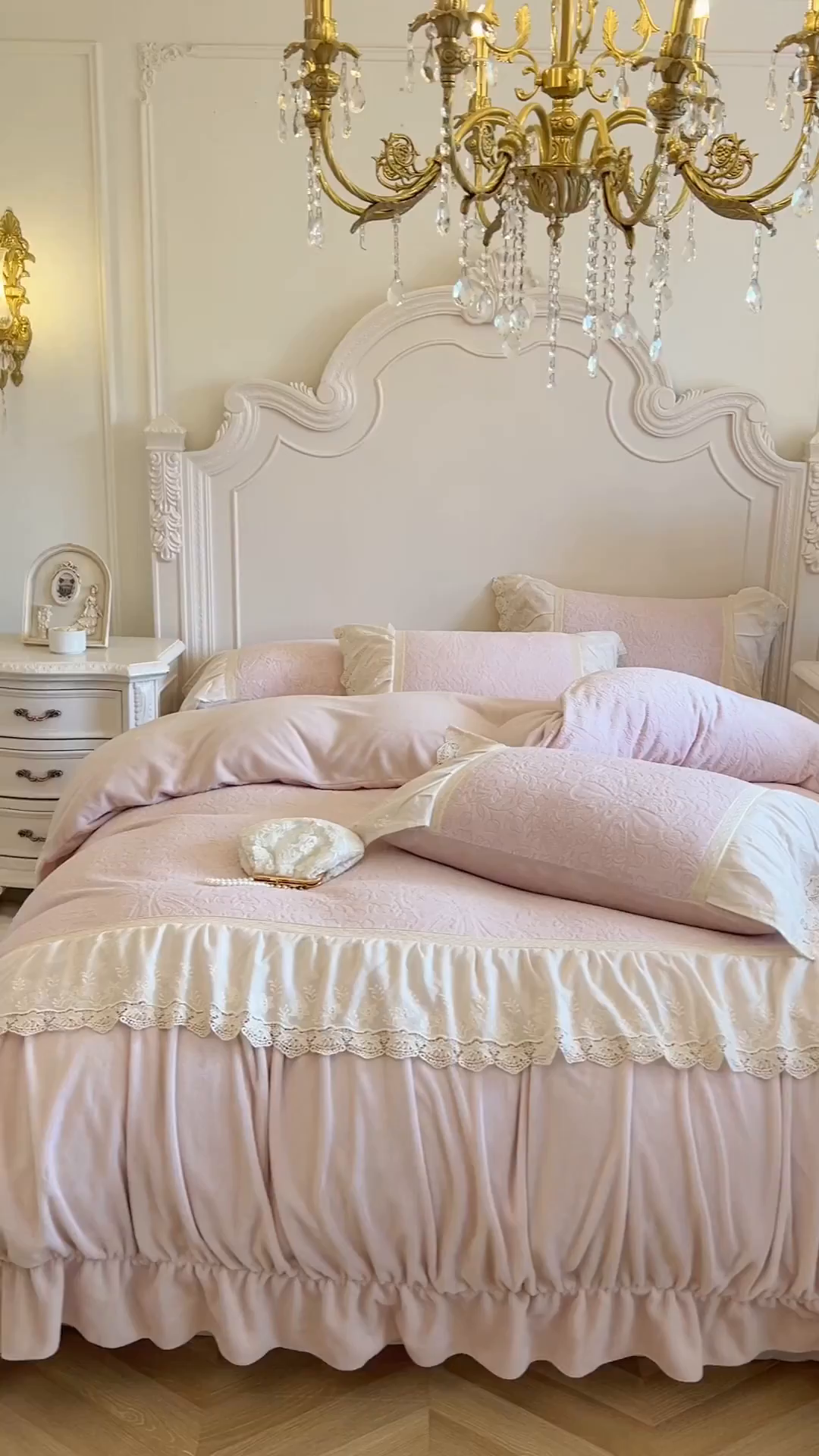 91家纺网 家纺一手货源 找家纺 （总）好儿喜家纺 2025新款法式雕花牛奶绒四件套床裙款-罗拉系列