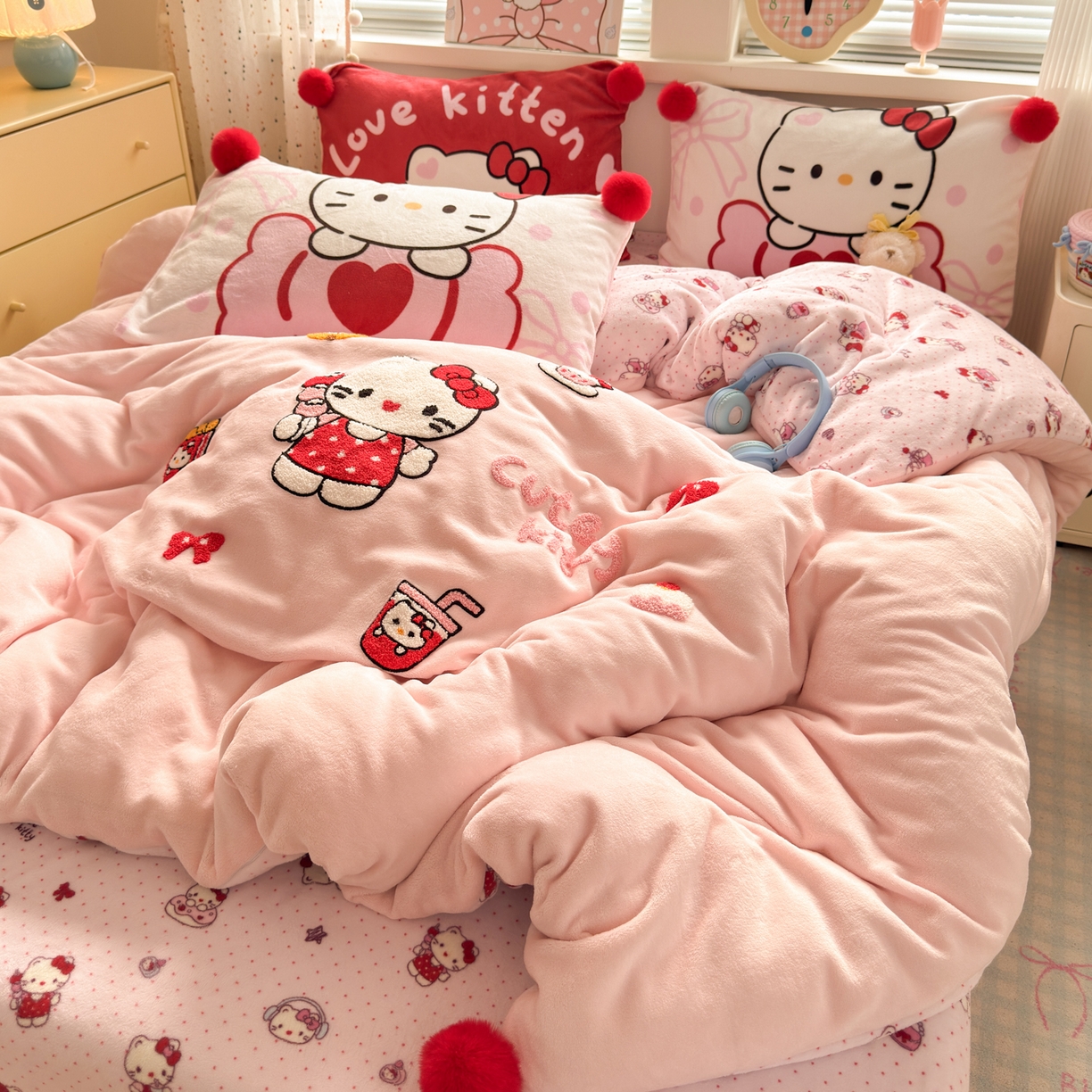 91家纺网 家纺一手货源 找家纺 寐居家纺 2025新款毛球毛巾绣牛奶绒四件套 毛球球·心动KT喵