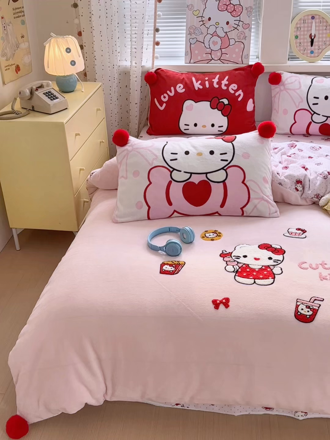 91家纺网 家纺一手货源 找家纺 寐居家纺 2025新款毛球毛巾绣牛奶绒四件套 毛球球·心动KT喵