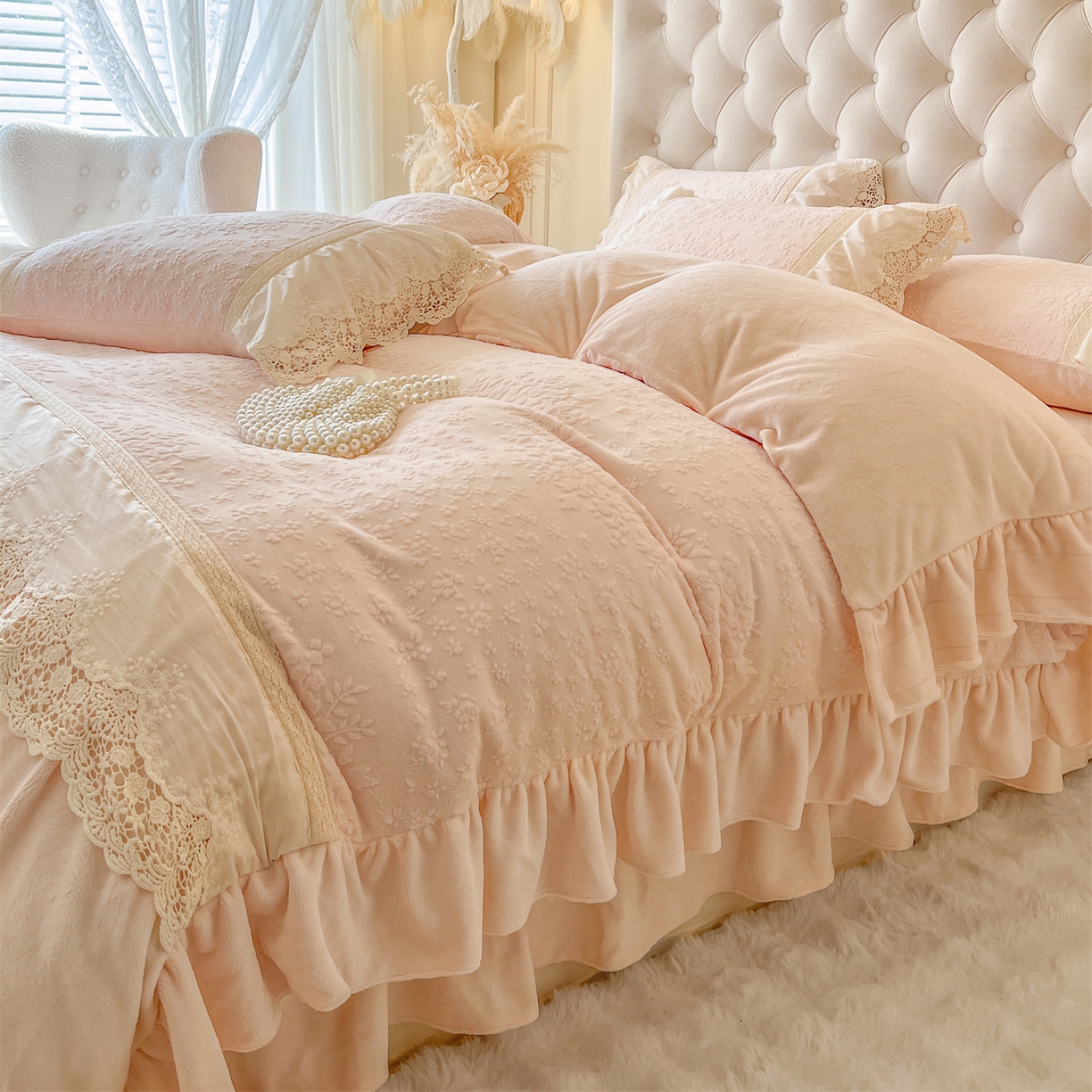 91家纺网 家纺一手货源 找家纺 （总）好儿喜家纺 2025新款法式雕花牛奶绒四件套床裙款-暗香系列