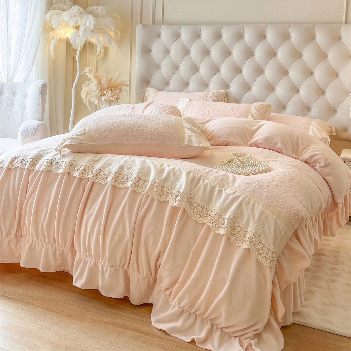 91家纺网 家纺一手货源 找家纺 （总）好儿喜家纺 2025新款法式雕花牛奶绒四件套床裙款-暗香系列