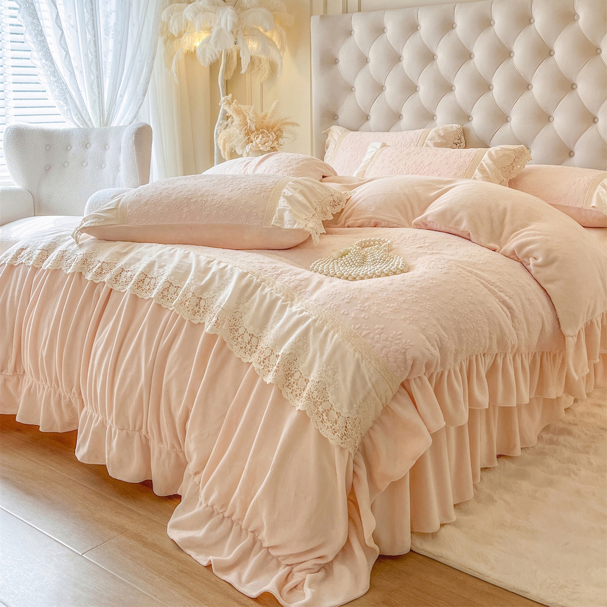 91家纺网 家纺一手货源 找家纺 （总）好儿喜家纺 2025新款法式雕花牛奶绒四件套床裙款-暗香系列