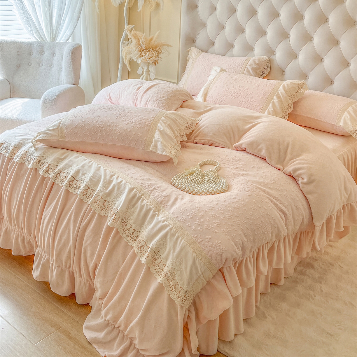 91家纺网 家纺一手货源 找家纺 （总）好儿喜家纺 2025新款法式雕花牛奶绒四件套床裙款-暗香系列