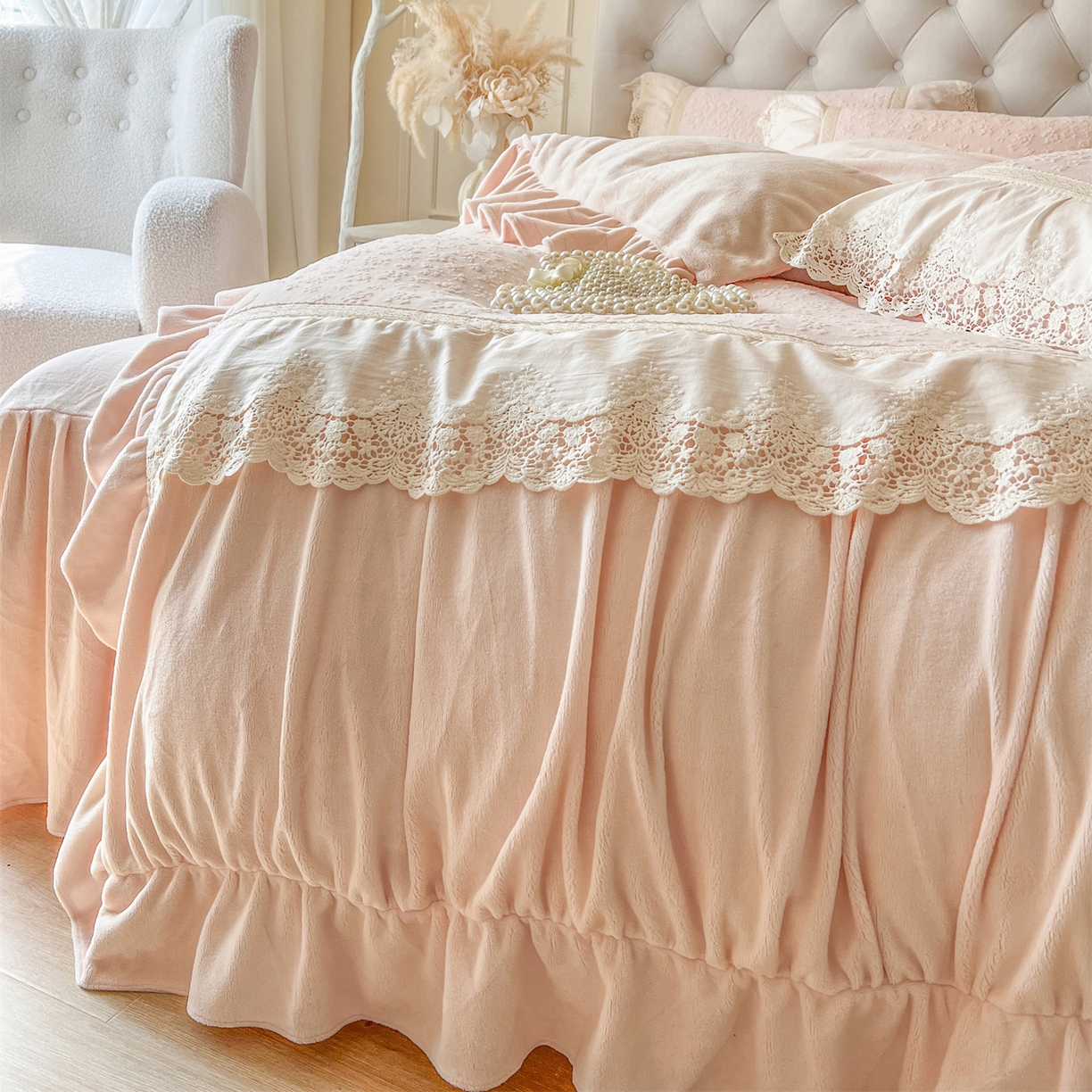 91家纺网 家纺一手货源 找家纺 （总）好儿喜家纺 2025新款法式雕花牛奶绒四件套床裙款-暗香系列