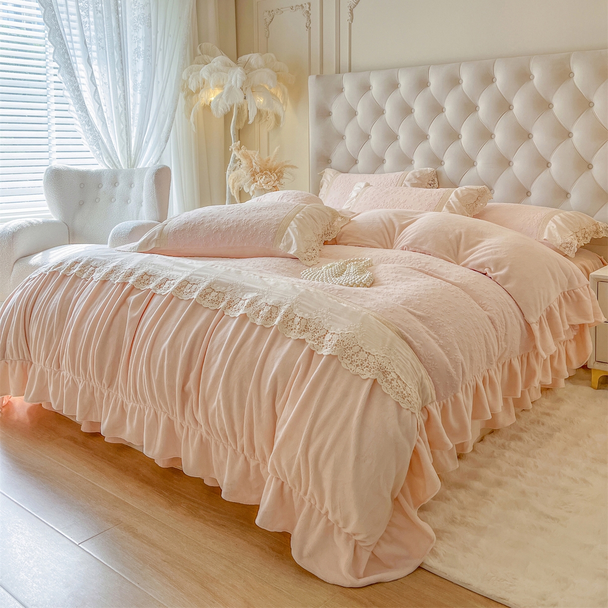 91家纺网 家纺一手货源 找家纺 （总）好儿喜家纺 2025新款法式雕花牛奶绒四件套床裙款-暗香系列