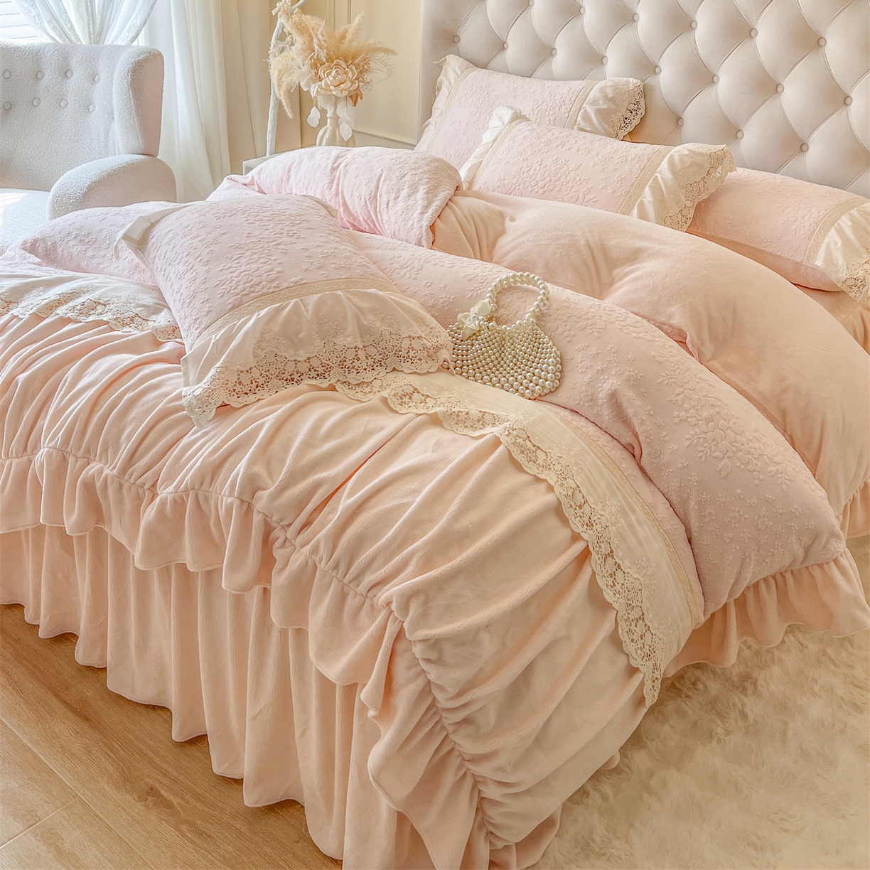 91家纺网 家纺一手货源 找家纺 （总）好儿喜家纺 2025新款法式雕花牛奶绒四件套床裙款-暗香系列