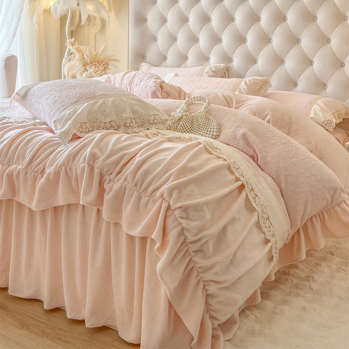 91家纺网 家纺一手货源 找家纺 （总）好儿喜家纺 2025新款法式雕花牛奶绒四件套床裙款-暗香系列