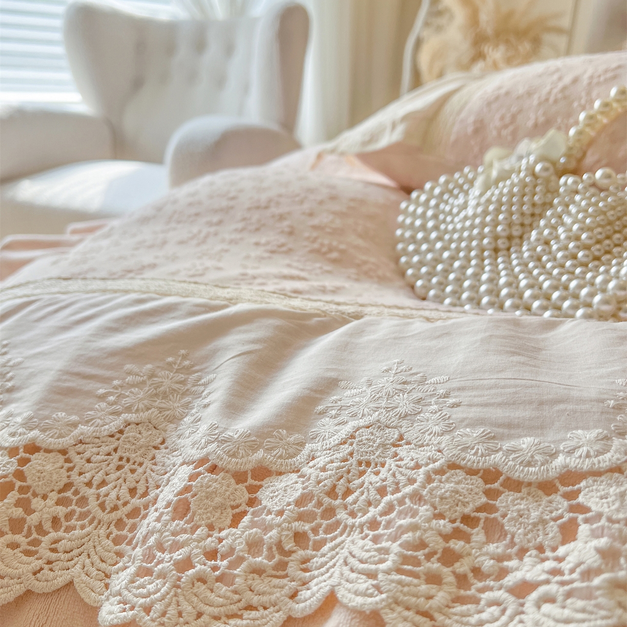 91家纺网 家纺一手货源 找家纺 （总）好儿喜家纺 2025新款法式雕花牛奶绒四件套床裙款-暗香系列