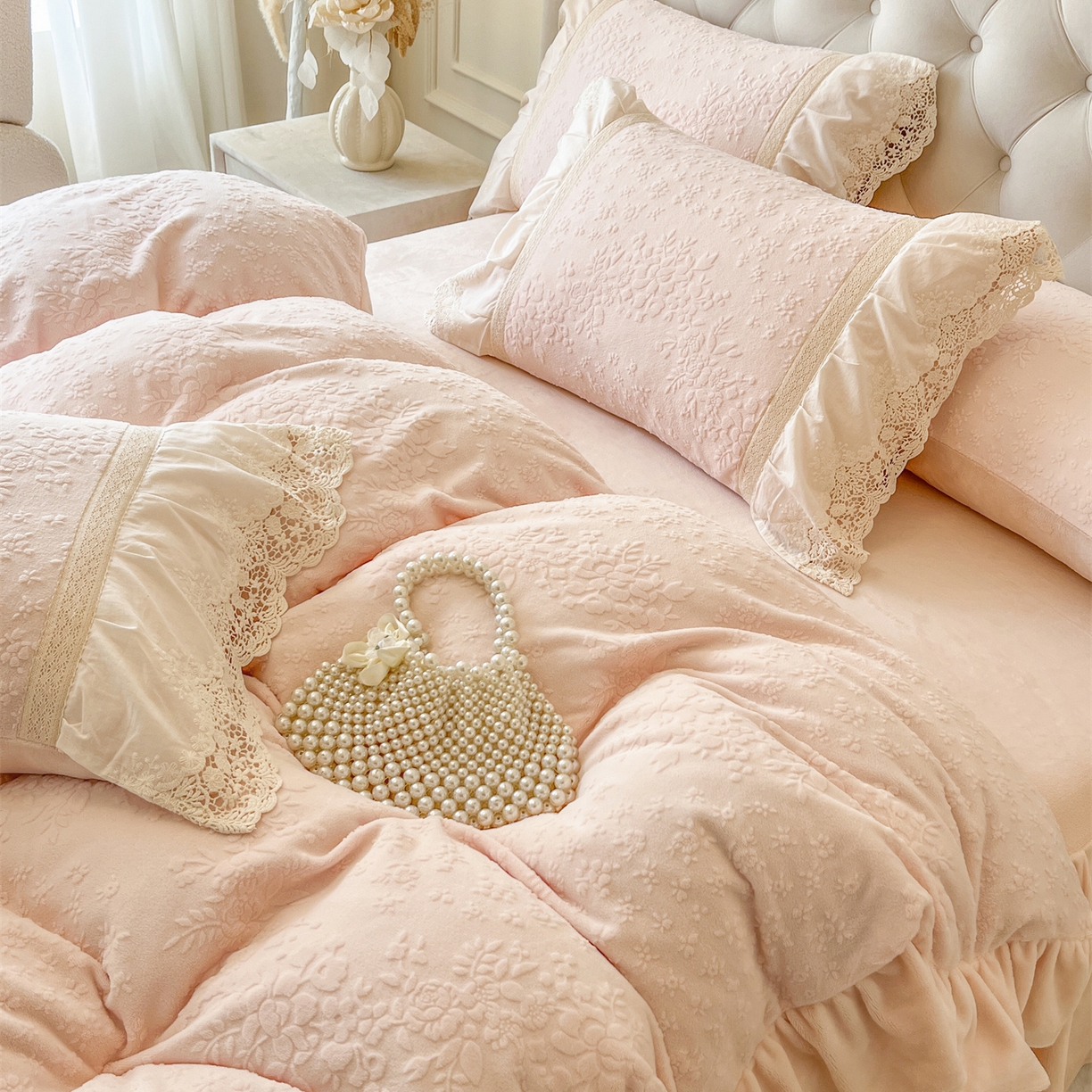 91家纺网 家纺一手货源 找家纺 （总）好儿喜家纺 2025新款法式雕花牛奶绒四件套床裙款-暗香系列