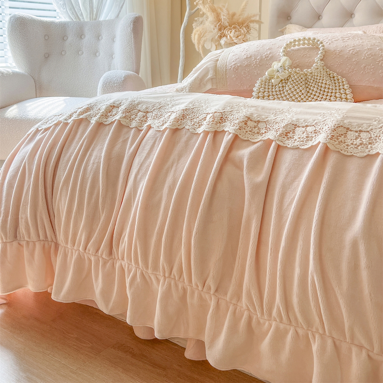 91家纺网 家纺一手货源 找家纺 （总）好儿喜家纺 2025新款法式雕花牛奶绒四件套床裙款-暗香系列