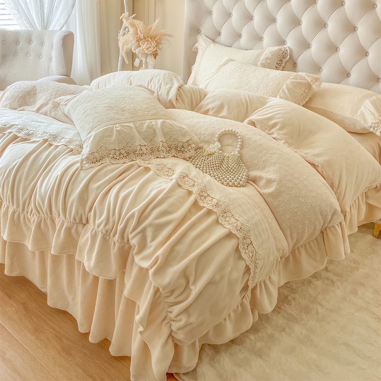 91家纺网 家纺一手货源 找家纺 （总）好儿喜家纺 2025新款法式雕花牛奶绒四件套床裙款-暗香系列