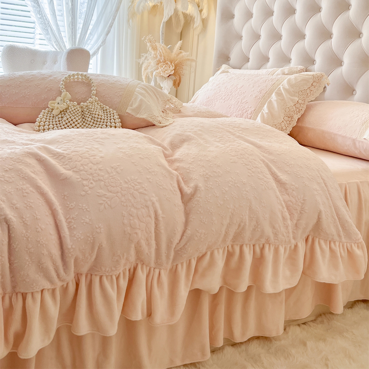 91家纺网 家纺一手货源 找家纺 （总）好儿喜家纺 2025新款法式雕花牛奶绒四件套床裙款-暗香系列