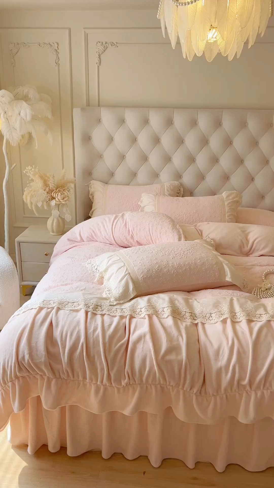 91家纺网 家纺一手货源 找家纺 （总）好儿喜家纺 2025新款法式雕花牛奶绒四件套床裙款-暗香系列