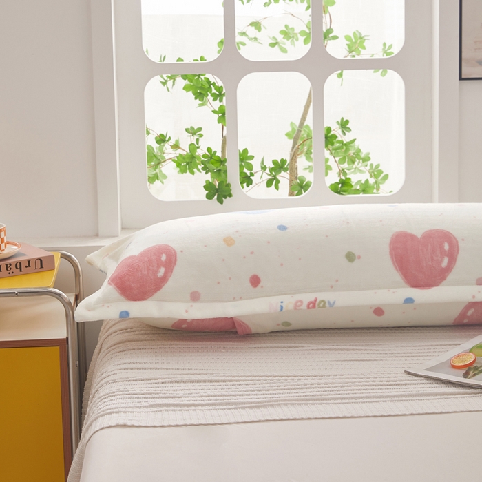 91家纺网 家纺一手货源 找家纺 翎盈家纺 2025新款冬季小清新牛奶绒双人枕套 炫彩爱心