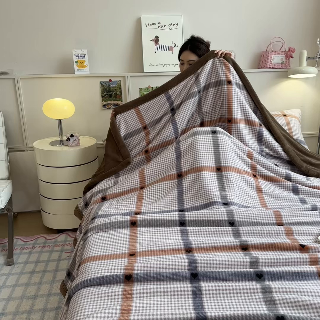 91家纺网 家纺一手货源 找家纺 慕木家纺 2025新款高克重印花牛奶绒云锦绒双层毛毯毛毯毯子（可供跨境提供买家秀） 双层毛毯-爱心橙格+咖