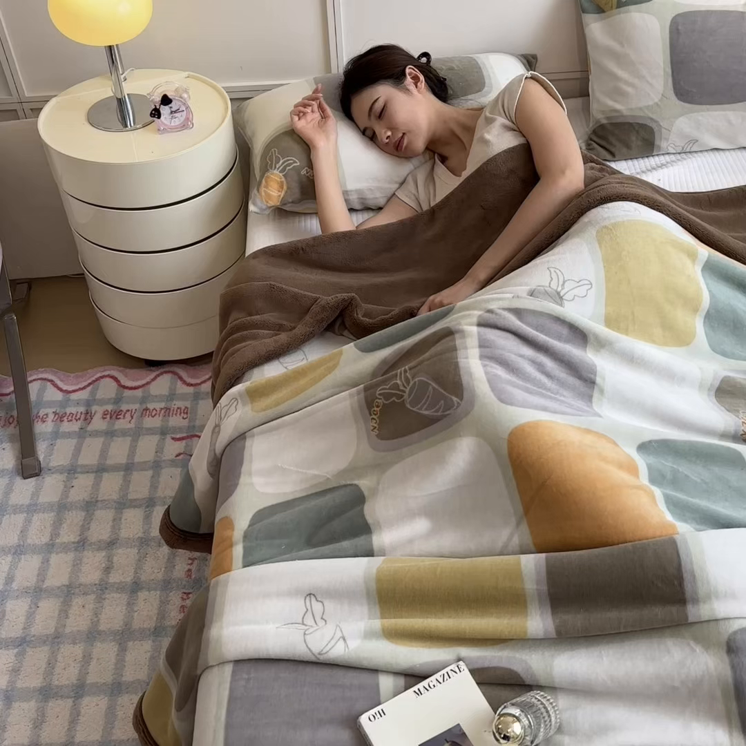 91家纺网 家纺一手货源 找家纺 慕木家纺 2025新款高克重印花牛奶绒云锦绒双层毛毯毛毯毯子（可供跨境提供买家秀） 双层毛毯-魔方格子+咖