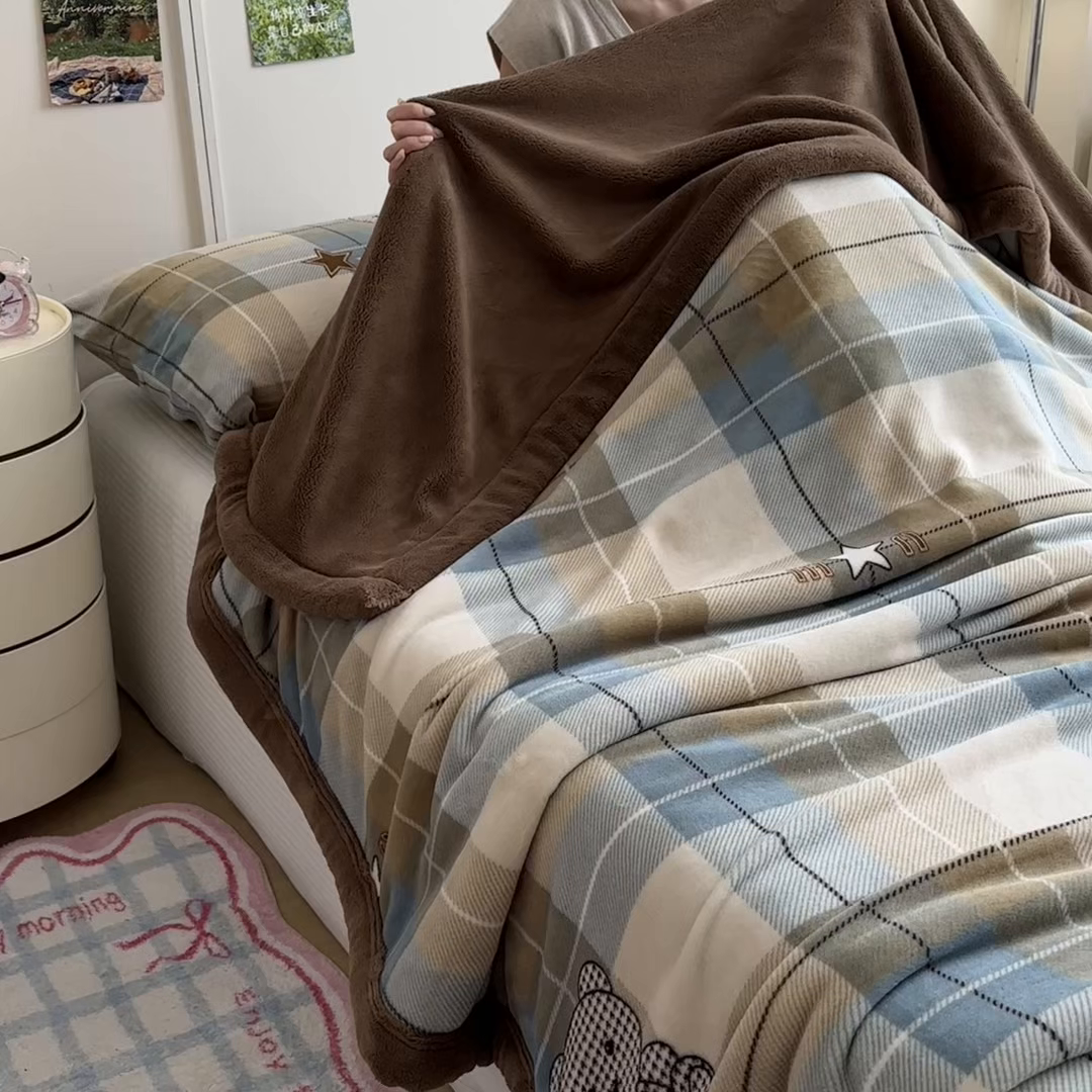 91家纺网 家纺一手货源 找家纺 慕木家纺 2025新款高克重印花牛奶绒云锦绒双层毛毯毛毯毯子（可供跨境提供买家秀） 双层毛毯-绿格熊+咖