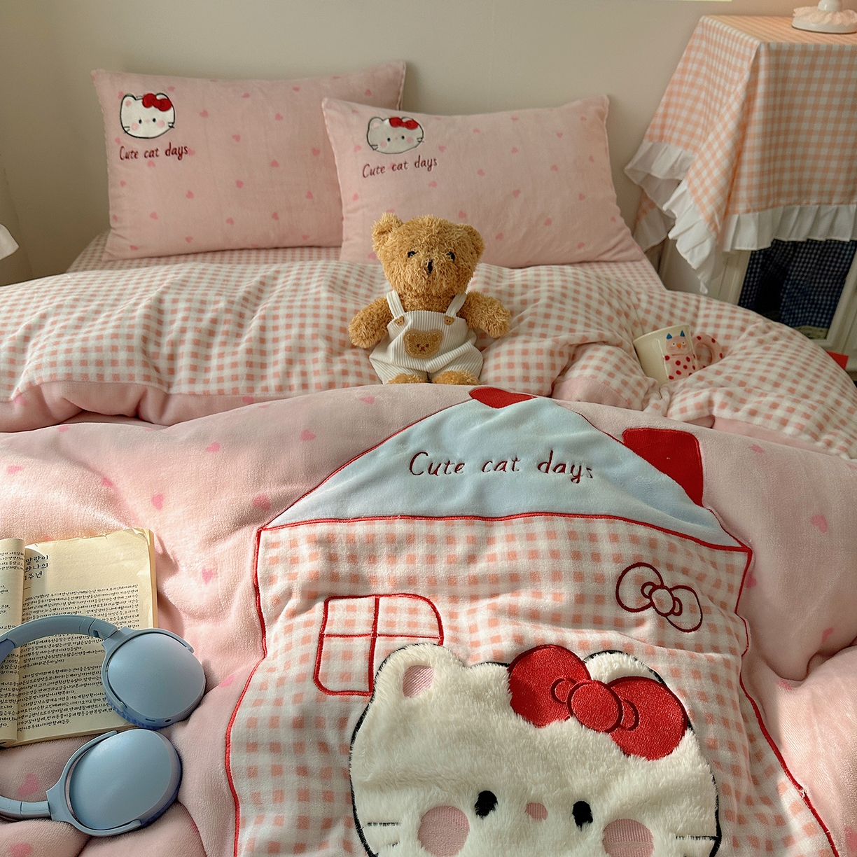 91家纺网 家纺一手货源 找家纺 桃子家居 2025新款A类兔毛贴布绣刺绣牛奶绒四件套 绒贴布绣-铅笔屋猫咪粉粉