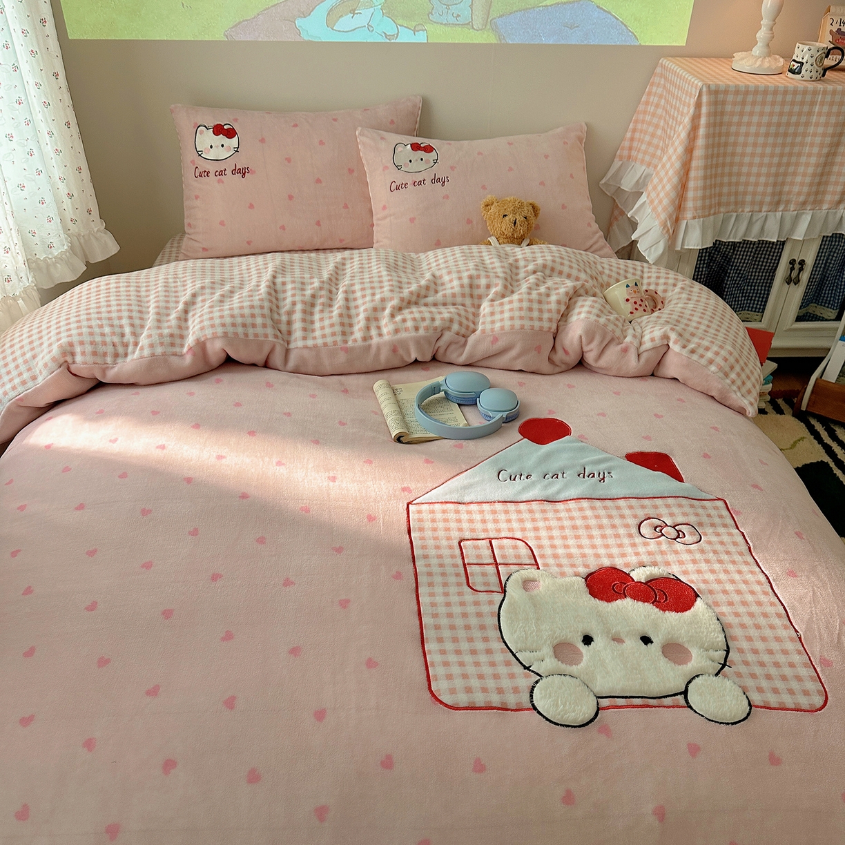 91家纺网 家纺一手货源 找家纺 桃子家居 2025新款A类兔毛贴布绣刺绣牛奶绒四件套 绒贴布绣-铅笔屋猫咪粉粉