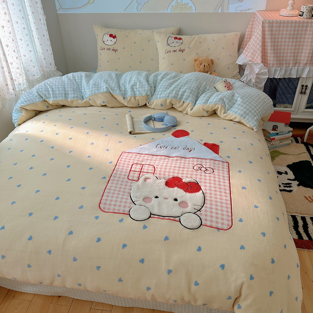 91家纺网 家纺一手货源 找家纺 桃子家居 2025新款A类兔毛贴布绣刺绣牛奶绒四件套 绒贴布绣-铅笔屋猫咪奶油蓝