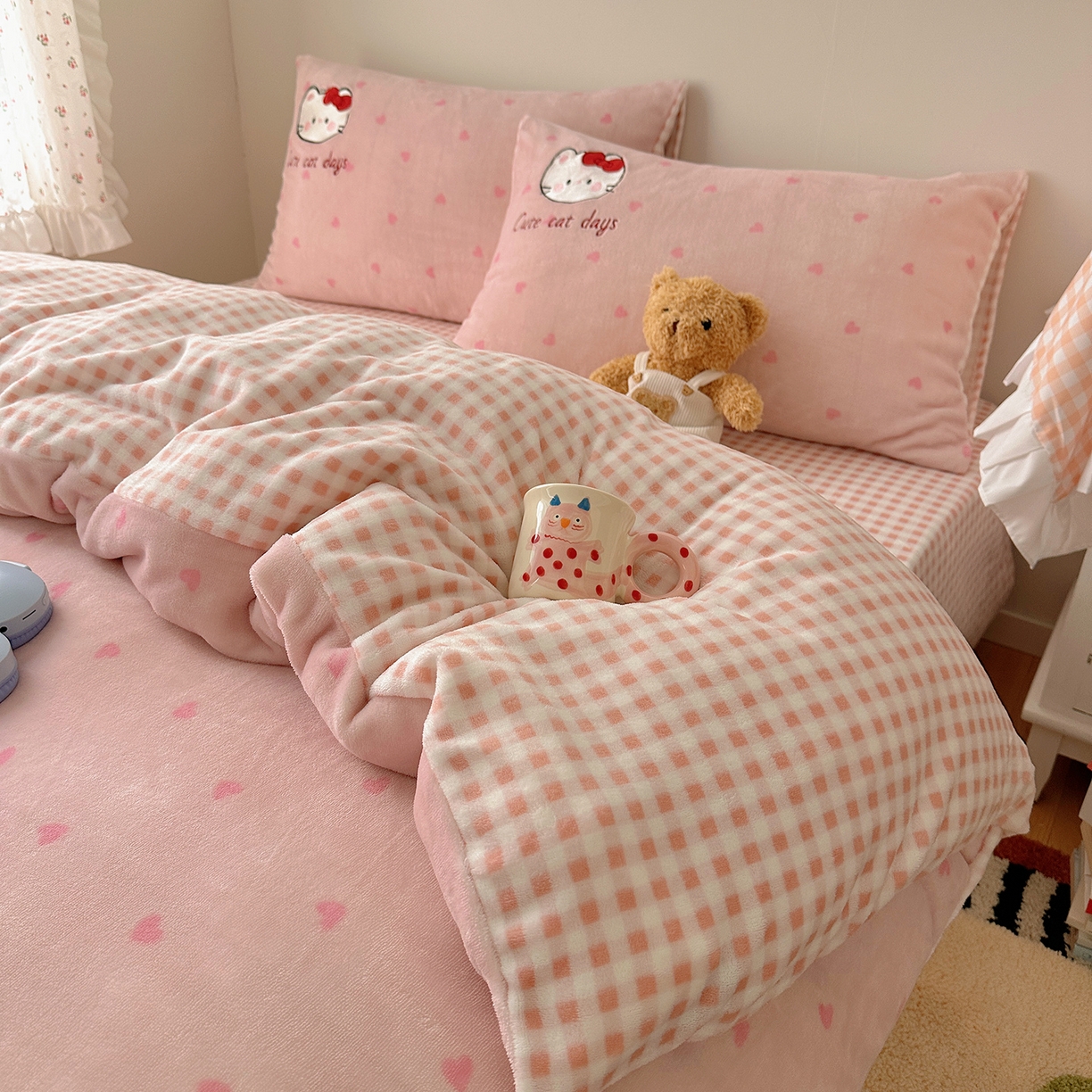 91家纺网 家纺一手货源 找家纺 桃子家居 2025新款A类兔毛贴布绣刺绣牛奶绒四件套 绒贴布绣-铅笔屋猫咪粉粉