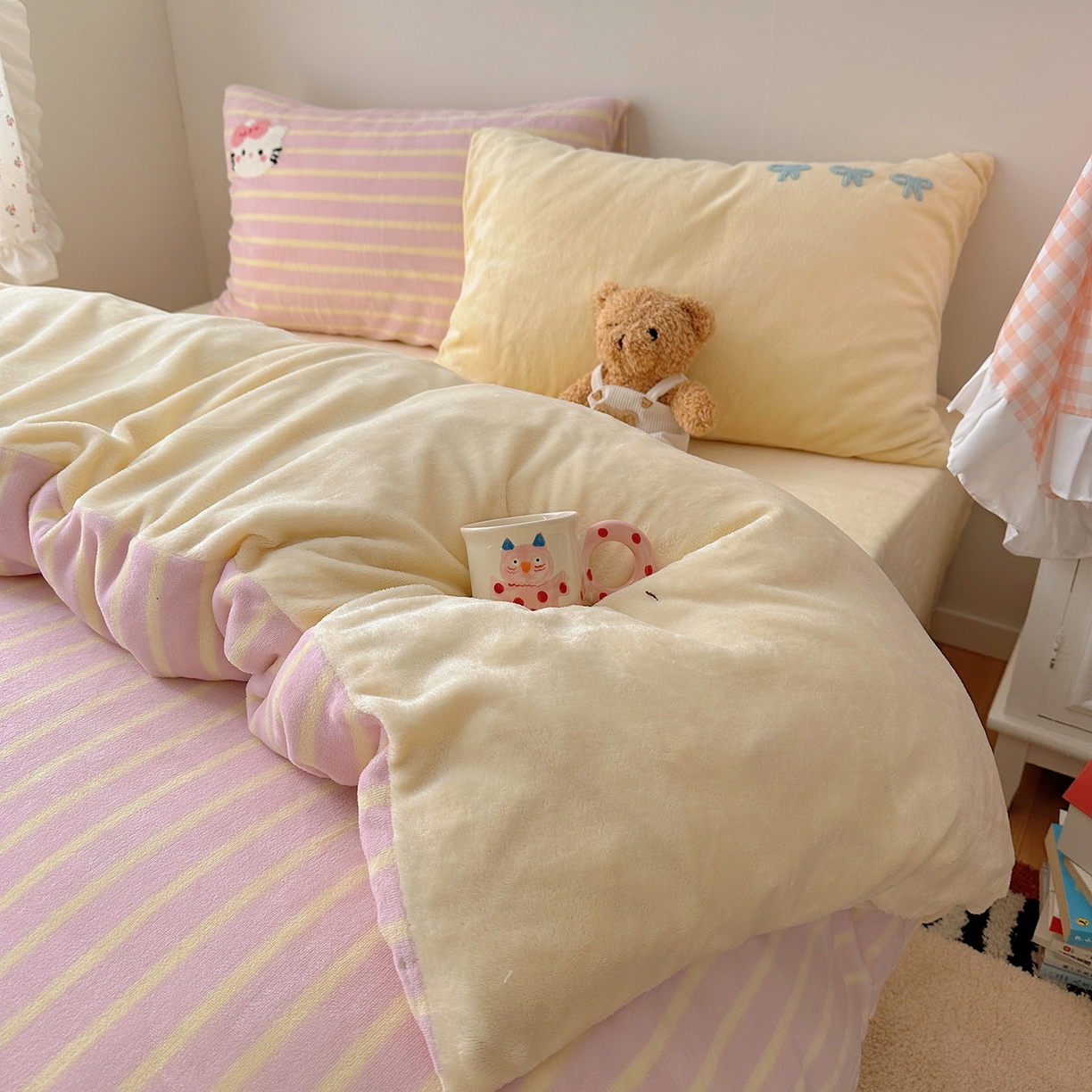 91家纺网 家纺一手货源 找家纺 桃子家居 2025新款A类兔毛贴布绣刺绣牛奶绒四件套 绒贴布绣-养乐多猫咪粉黄