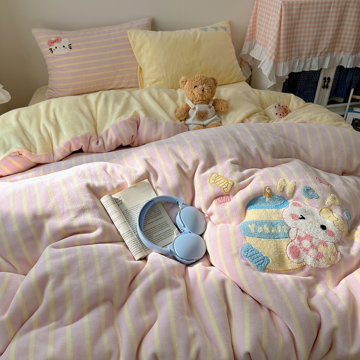 91家纺网 家纺一手货源 找家纺 桃子家居 2025新款A类兔毛贴布绣刺绣牛奶绒四件套 绒贴布绣-养乐多猫咪粉黄